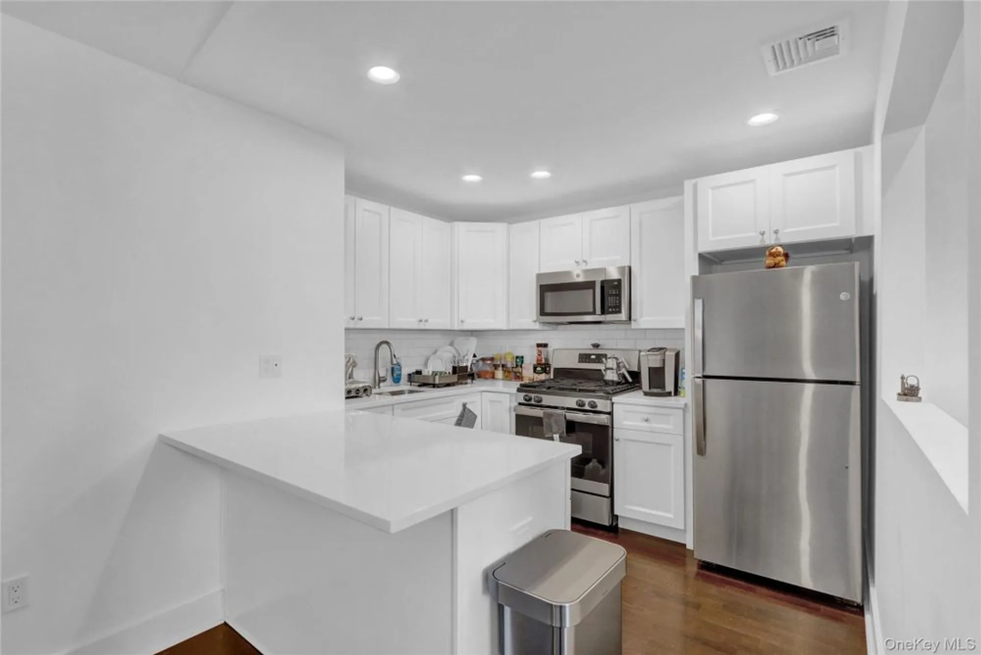Property Slideshow image 10 of 25 | 704 breton way # 704, Glen Cove, NY, 11542