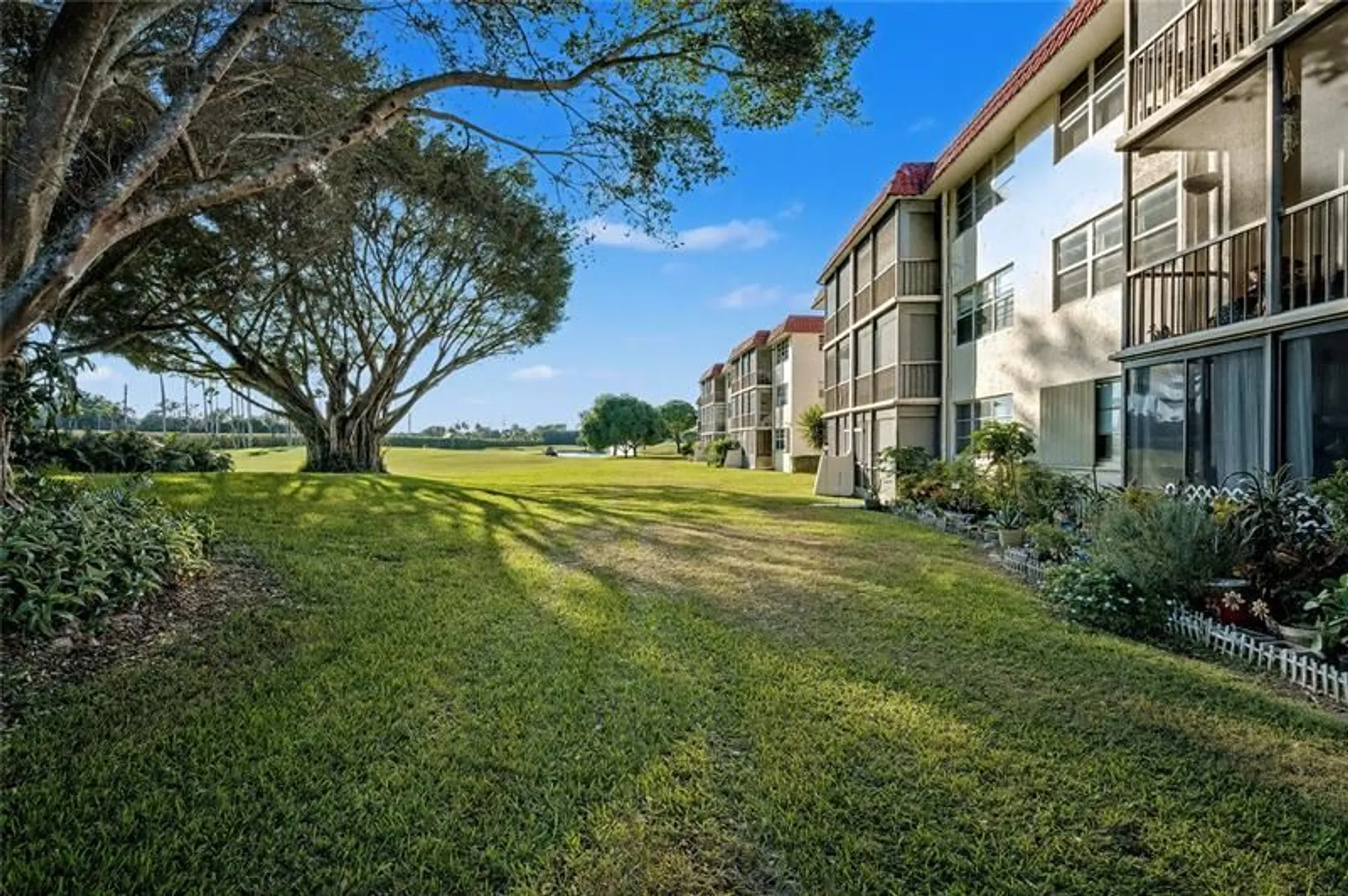 Property Slideshow image 15 of 55 | 9520 s hollybrook lake dr 103, Pembroke Pines, FL, 33025