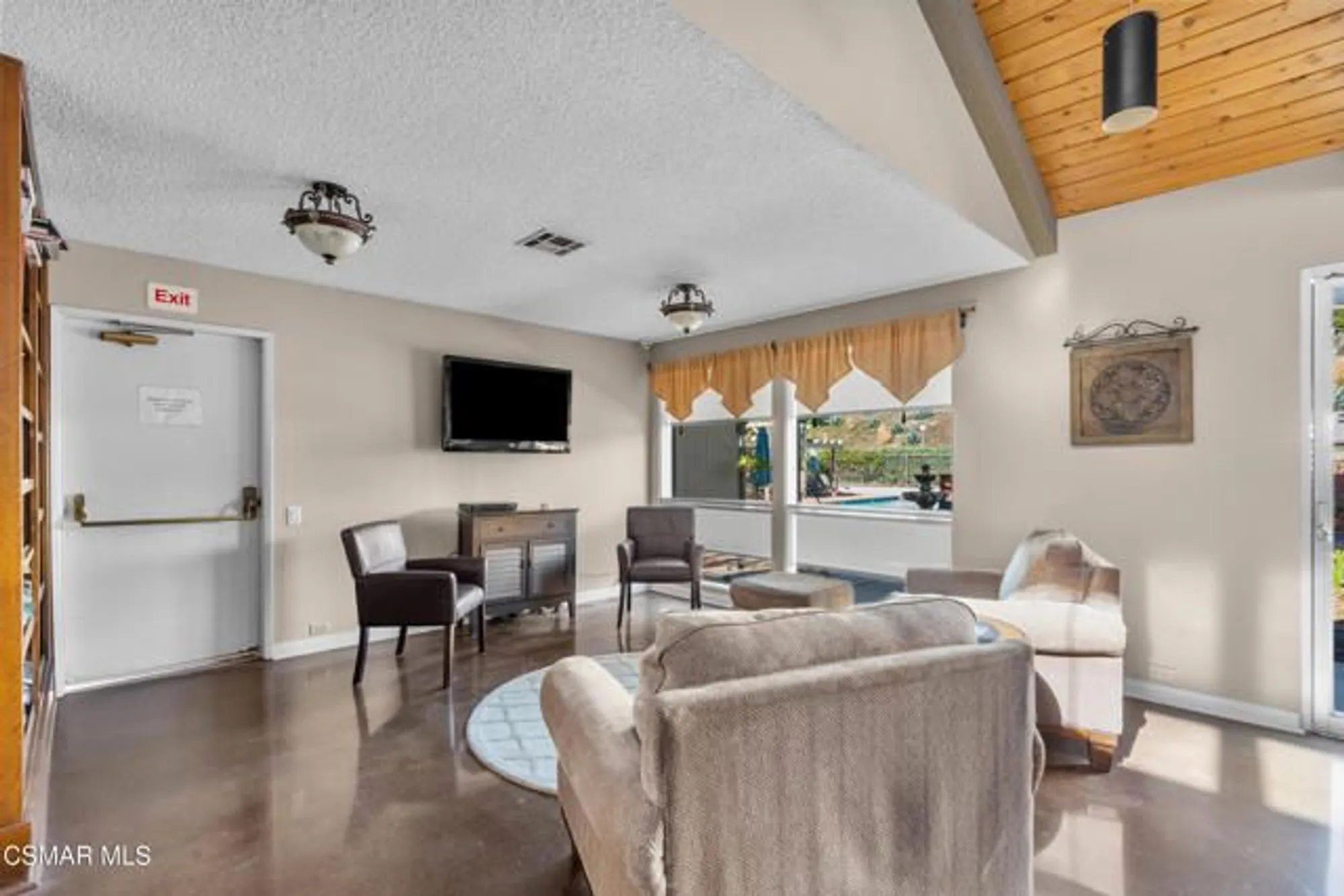 Property Slideshow image 24 of 33 | 351 chestnut hill ct 14, Thousand Oaks, CA, 91360