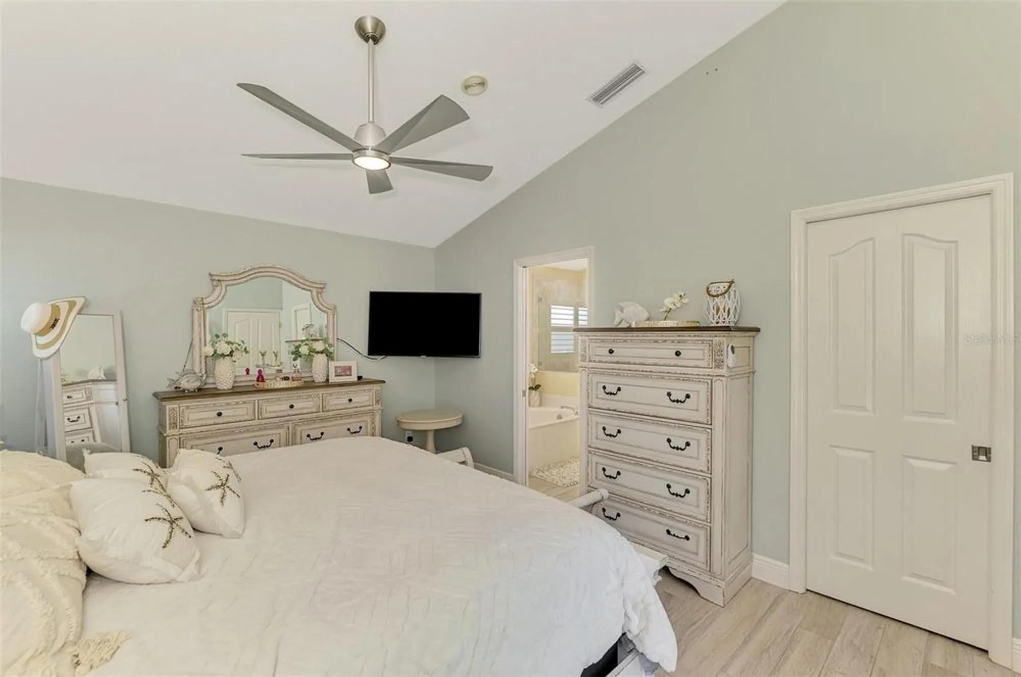 Property Slideshow image 30 of 55 | 320 bermuda ct 10, Venice, FL, 34293