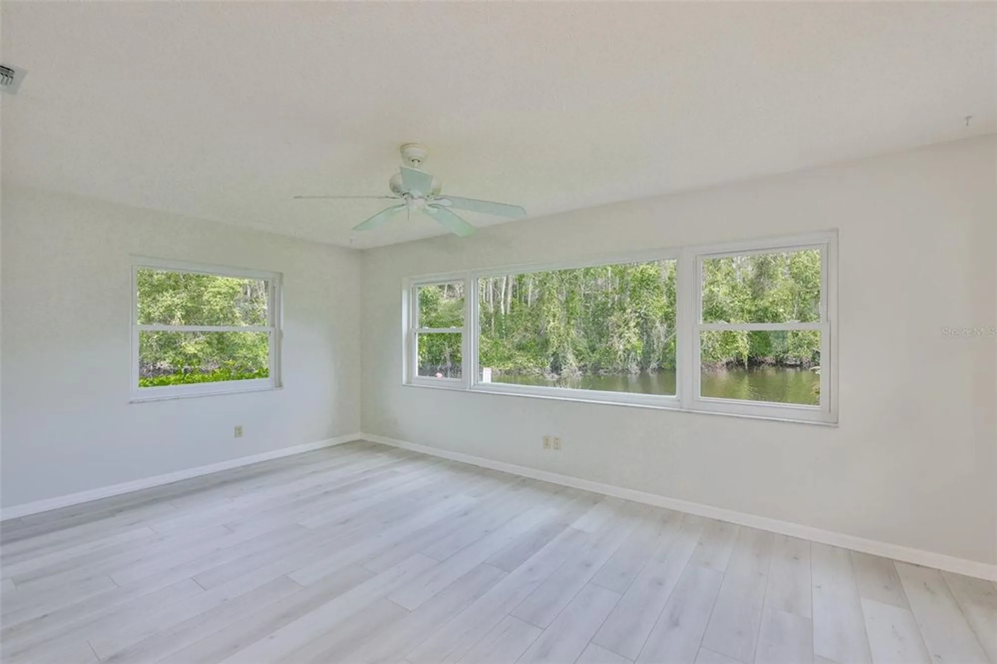 Property Slideshow image 6 of 45 | 2026 hawkhurst cir, Sun City Center, FL, 33573