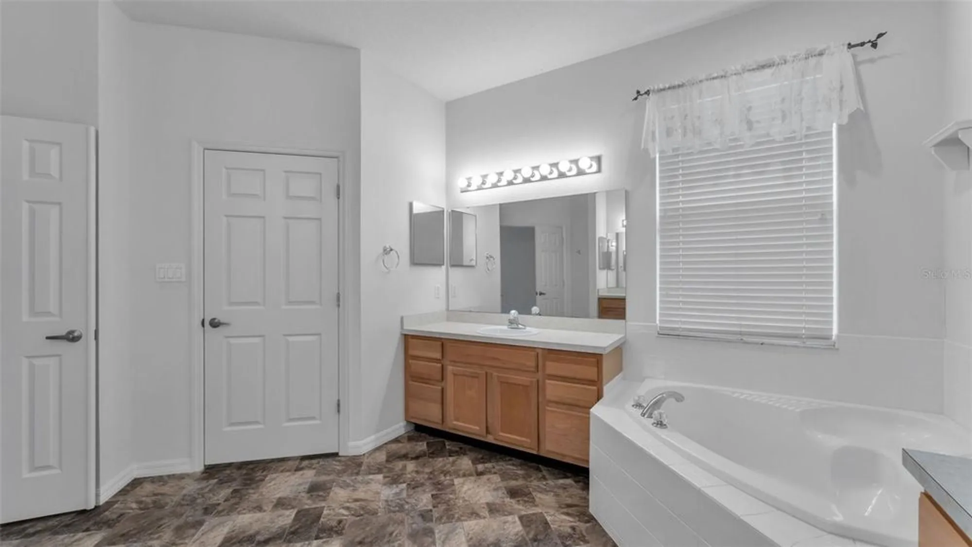 Property Slideshow image 22 of 37 | 4268 windchime ln, Lakeland, FL, 33811