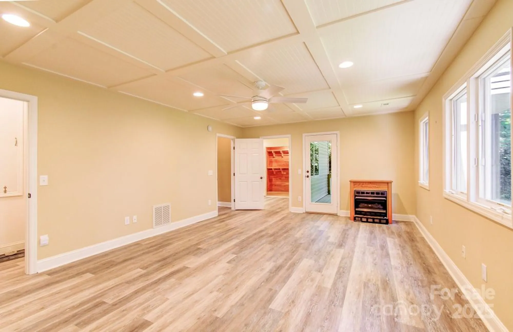 Property Slideshow image 27 of 38 | 305 e high point ln, Hendersonville, NC, 28791