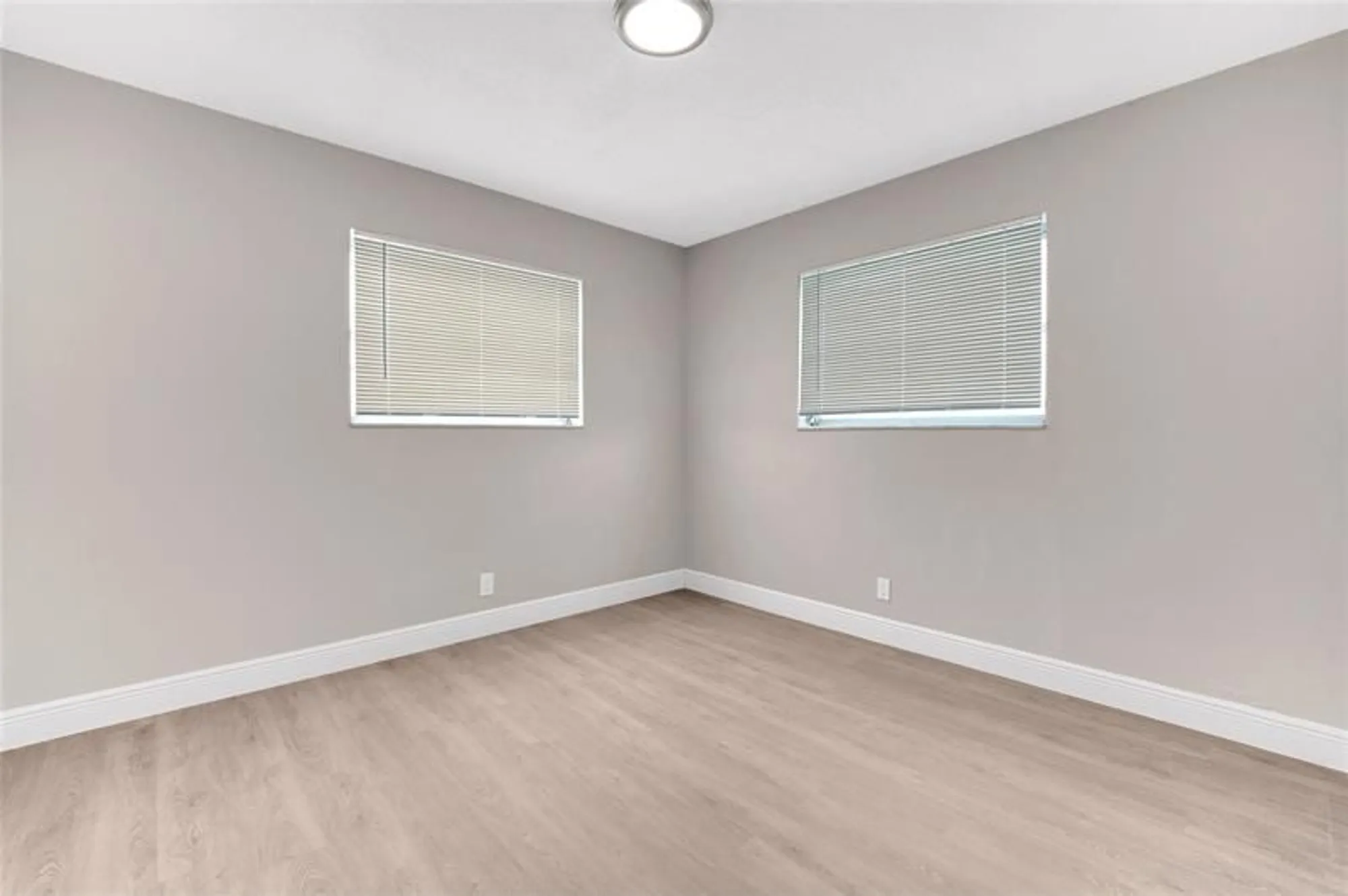 Property Slideshow image 10 of 14 | 3240 sheridan ln 117, Hollywood, FL, 33021