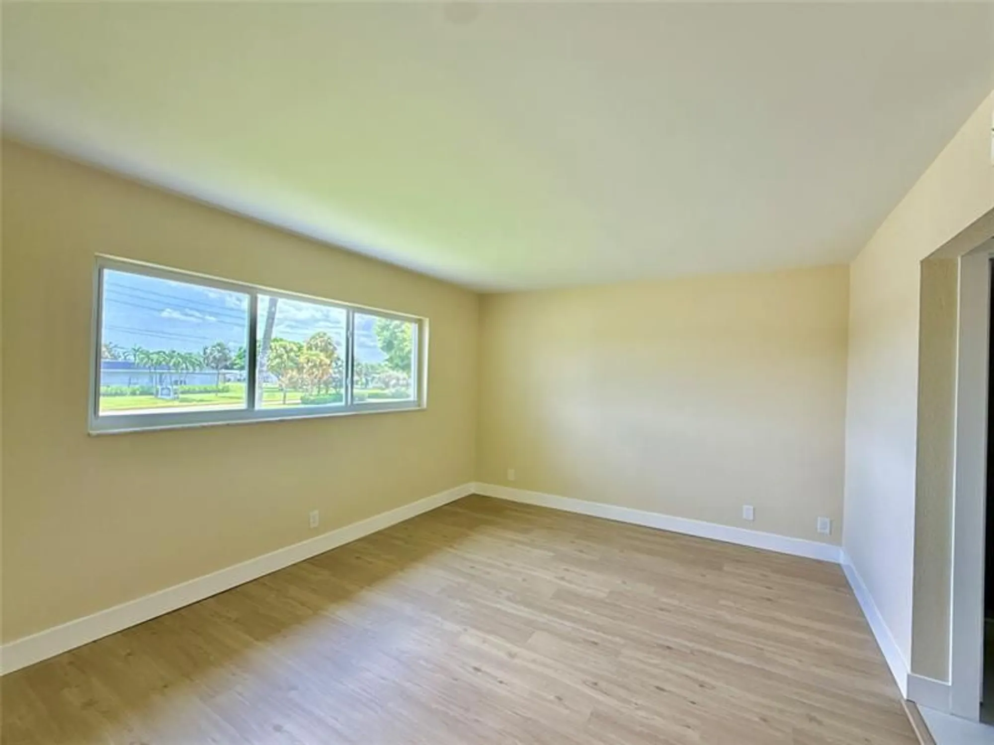 Property Slideshow image 10 of 19 | 7887 golf circle dr 211, Margate, FL, 33063