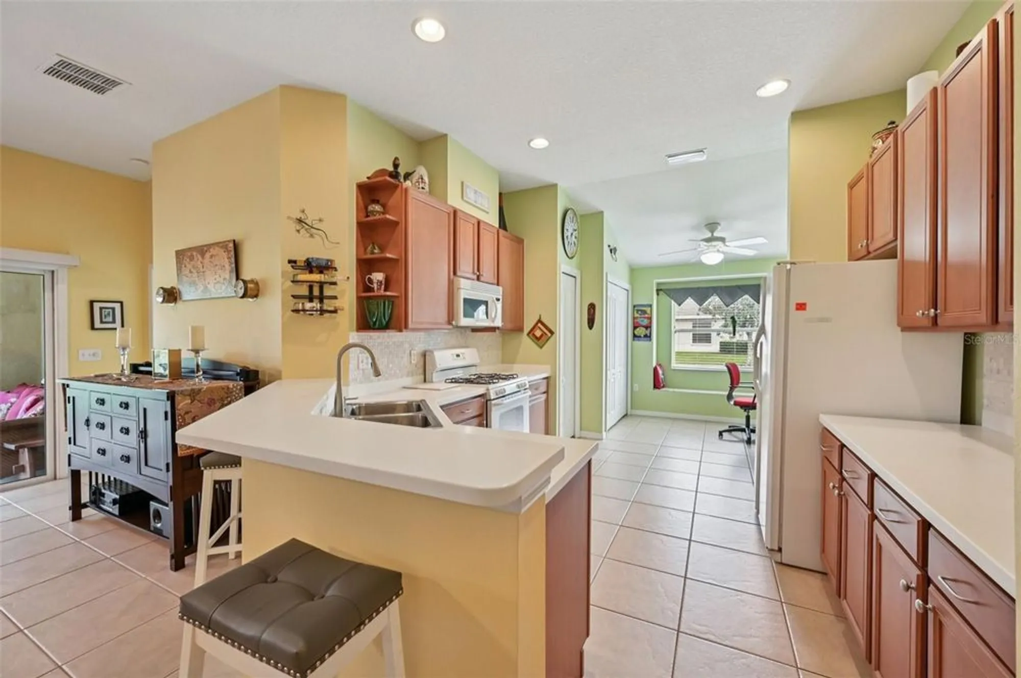 Property Slideshow image 11 of 61 | 2103 grantham greens dr, Sun City Center, FL, 33573
