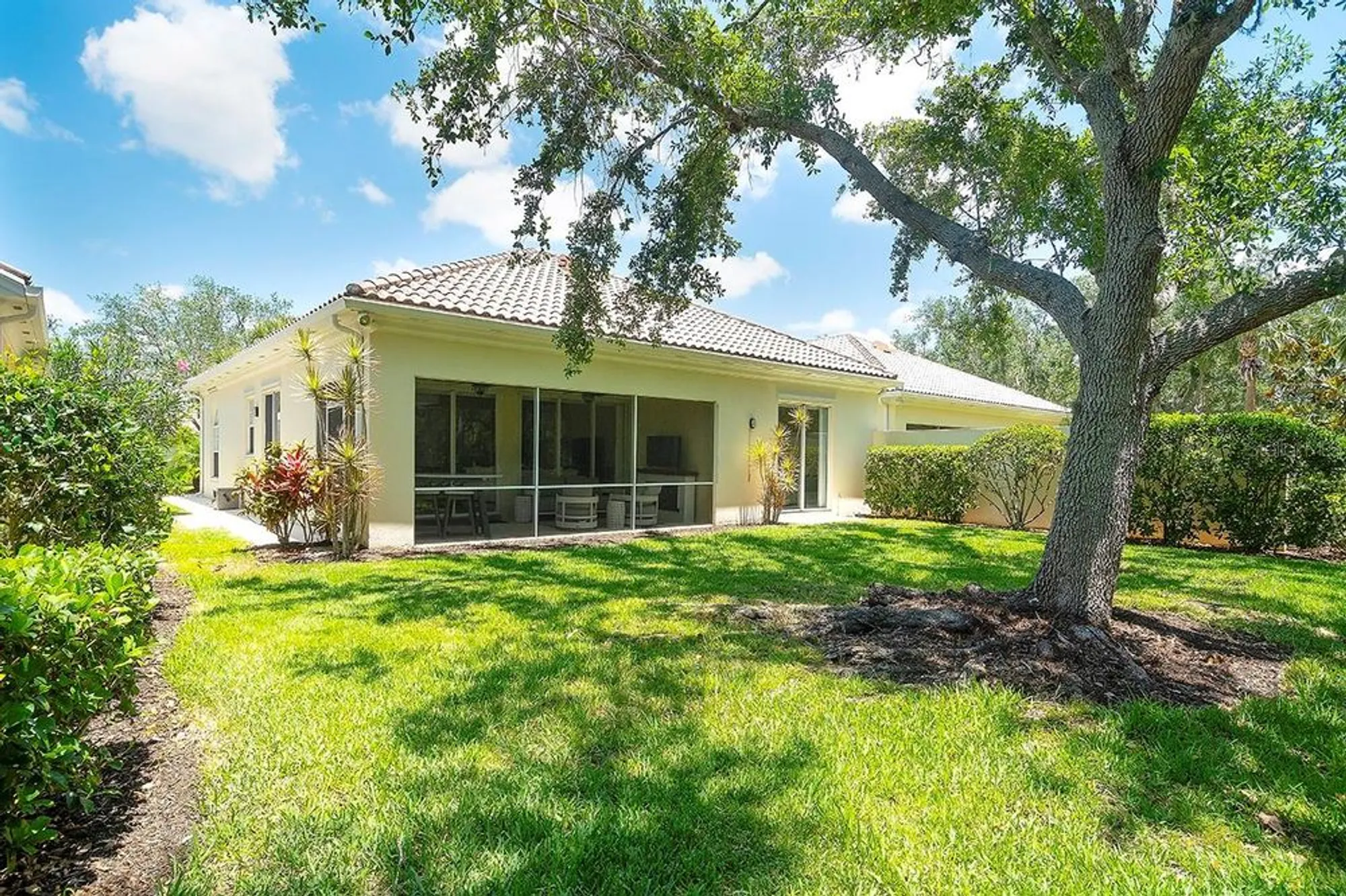 Property Slideshow image 6 of 50 | 5877 ferrara dr, Sarasota, FL, 34238