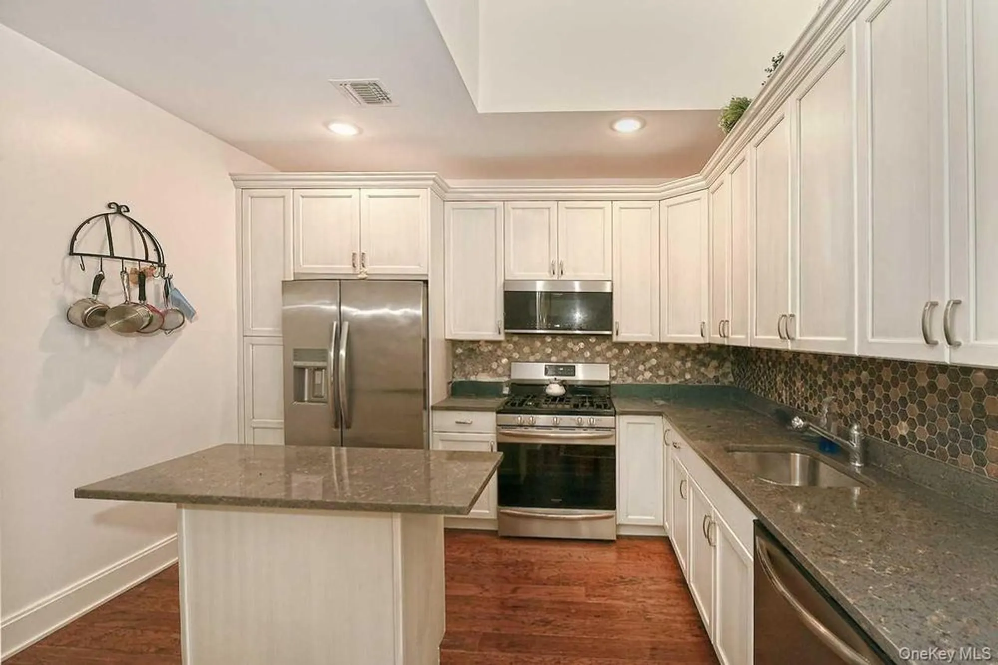 Property Slideshow image 10 of 20 | 123 emanuel way, East Meadow, NY, 11554