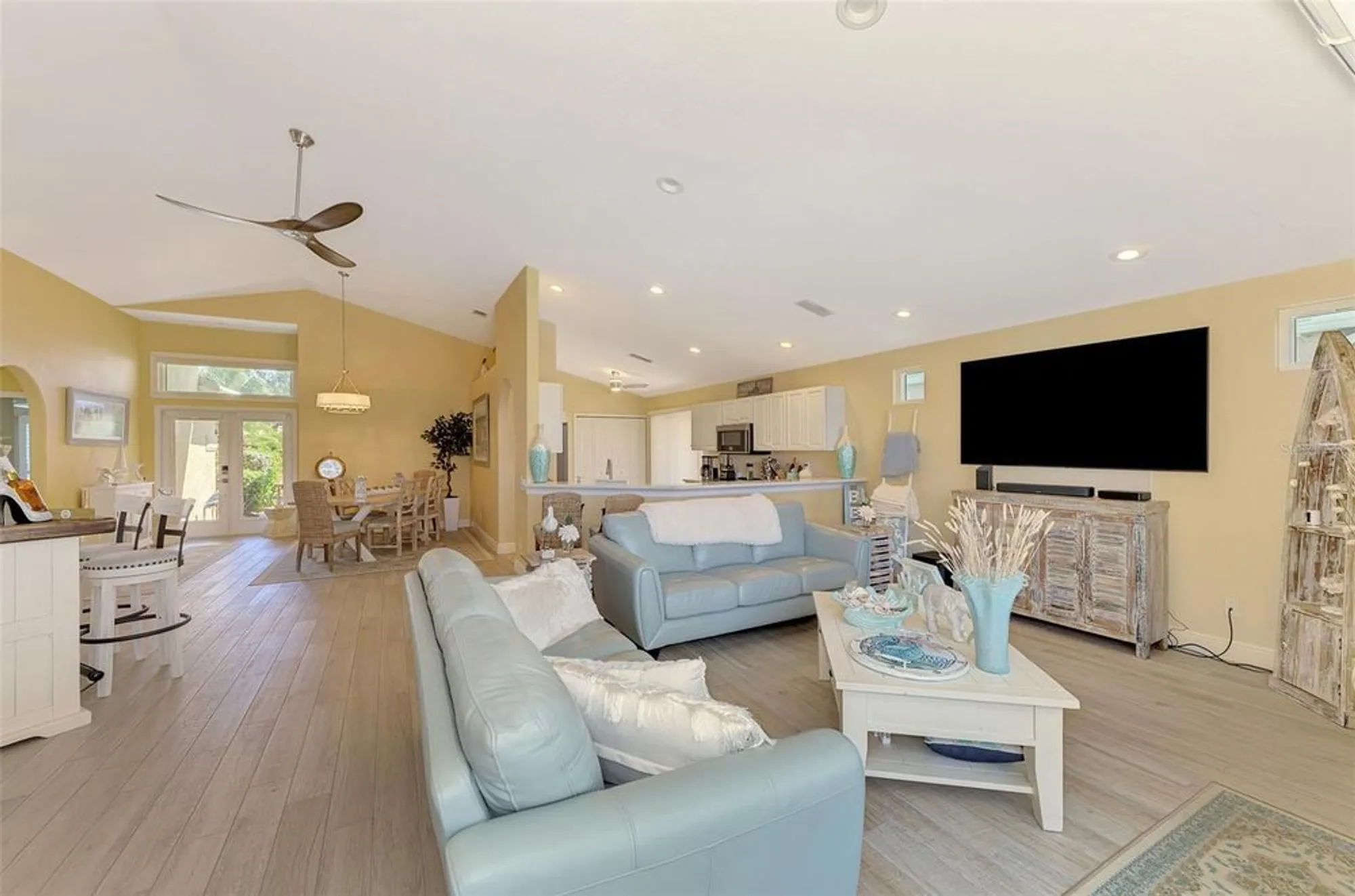 Property Slideshow image 16 of 55 | 320 bermuda ct 10, Venice, FL, 34293