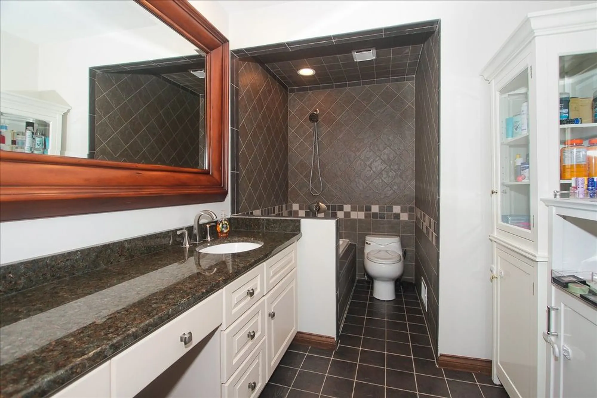 Property Slideshow image 17 of 34 | 716 old barn rd apt b b, Lake Barrington, IL, 60010