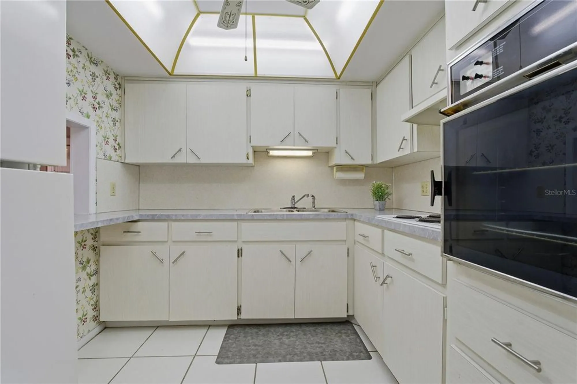 Property Slideshow image 9 of 39 | 2458 columbia dr 68, Clearwater, FL, 33763