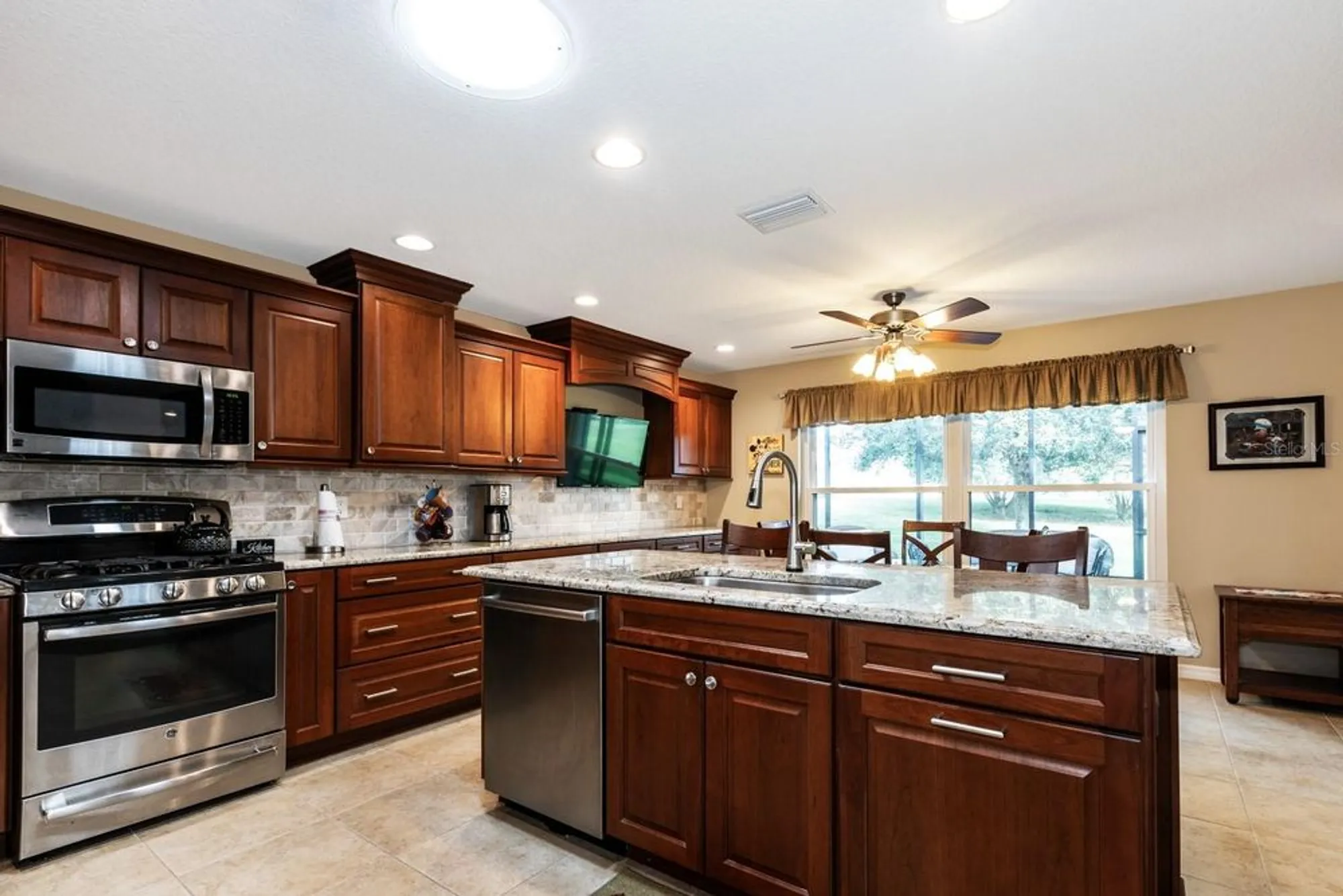 Property Slideshow image 9 of 42 | 27400 stoney brook dr, Leesburg, FL, 34748