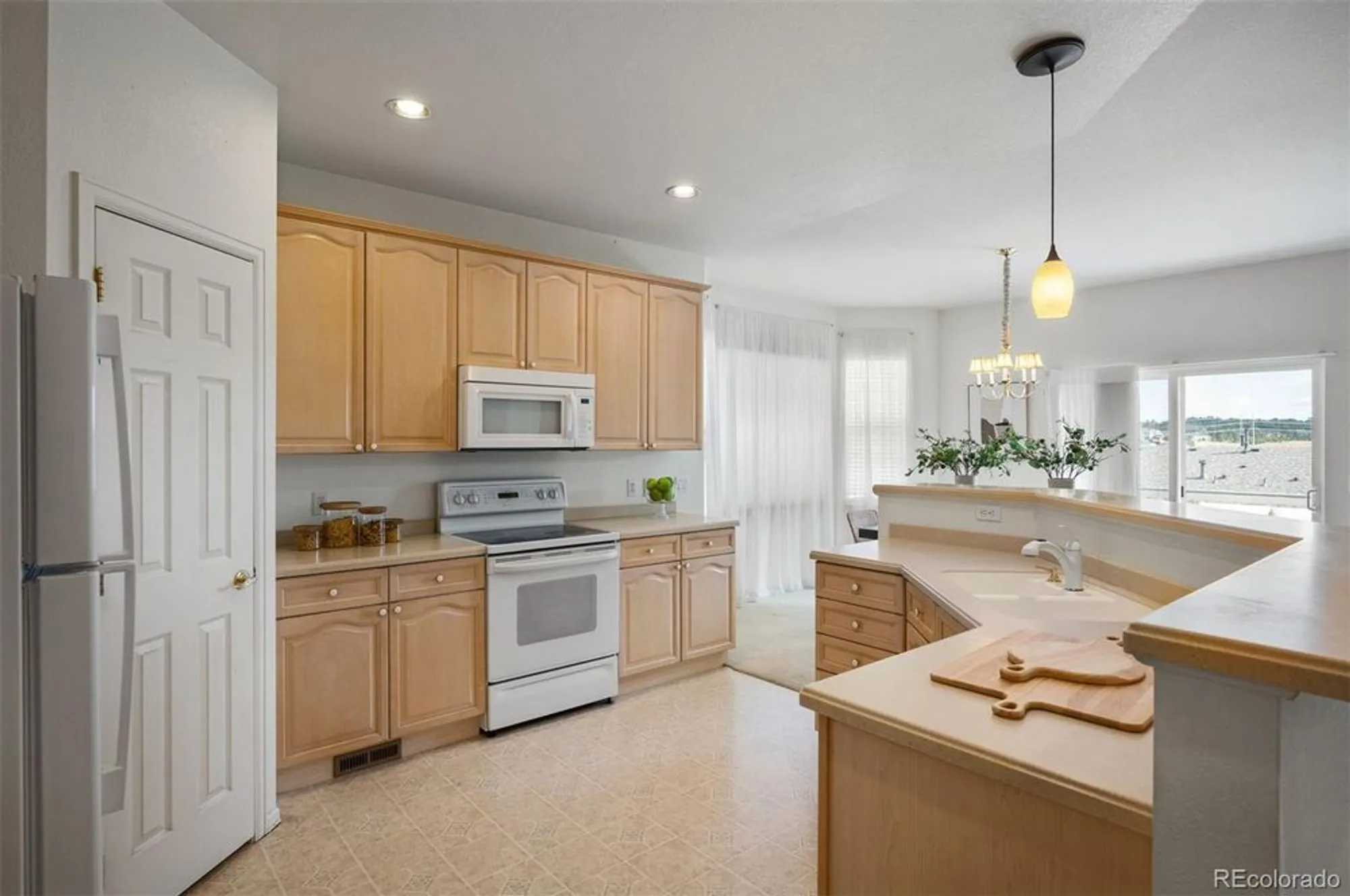 Property Slideshow image 9 of 35 | 23440 e moraine pl, Aurora, CO, 80016