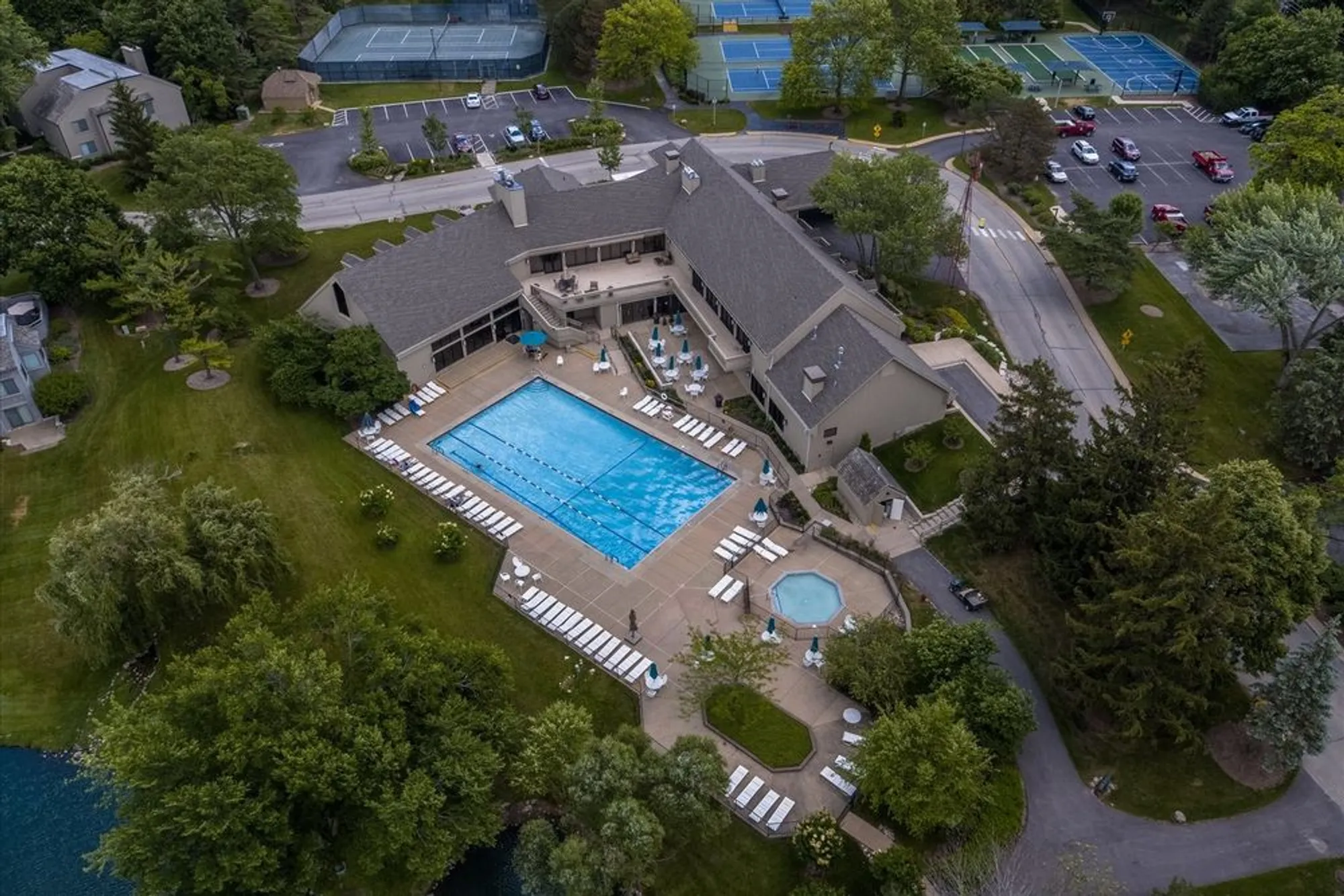 Property Slideshow image 30 of 34 | 716 old barn rd apt b b, Lake Barrington, IL, 60010