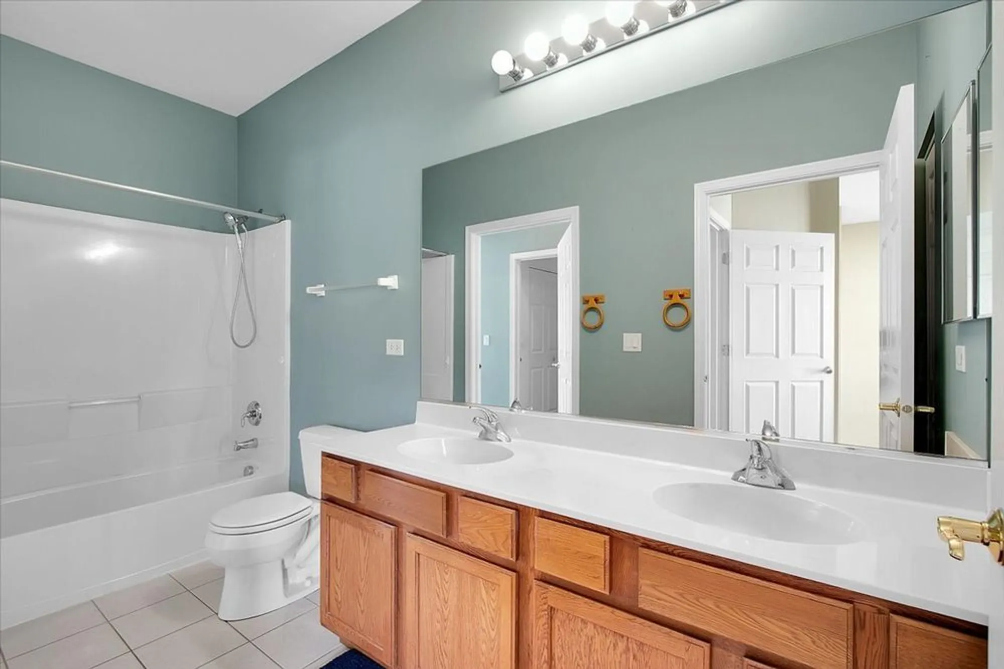 Property Slideshow image 16 of 28 | 16012 carillon lakes ct, Crest Hill, IL, 60403