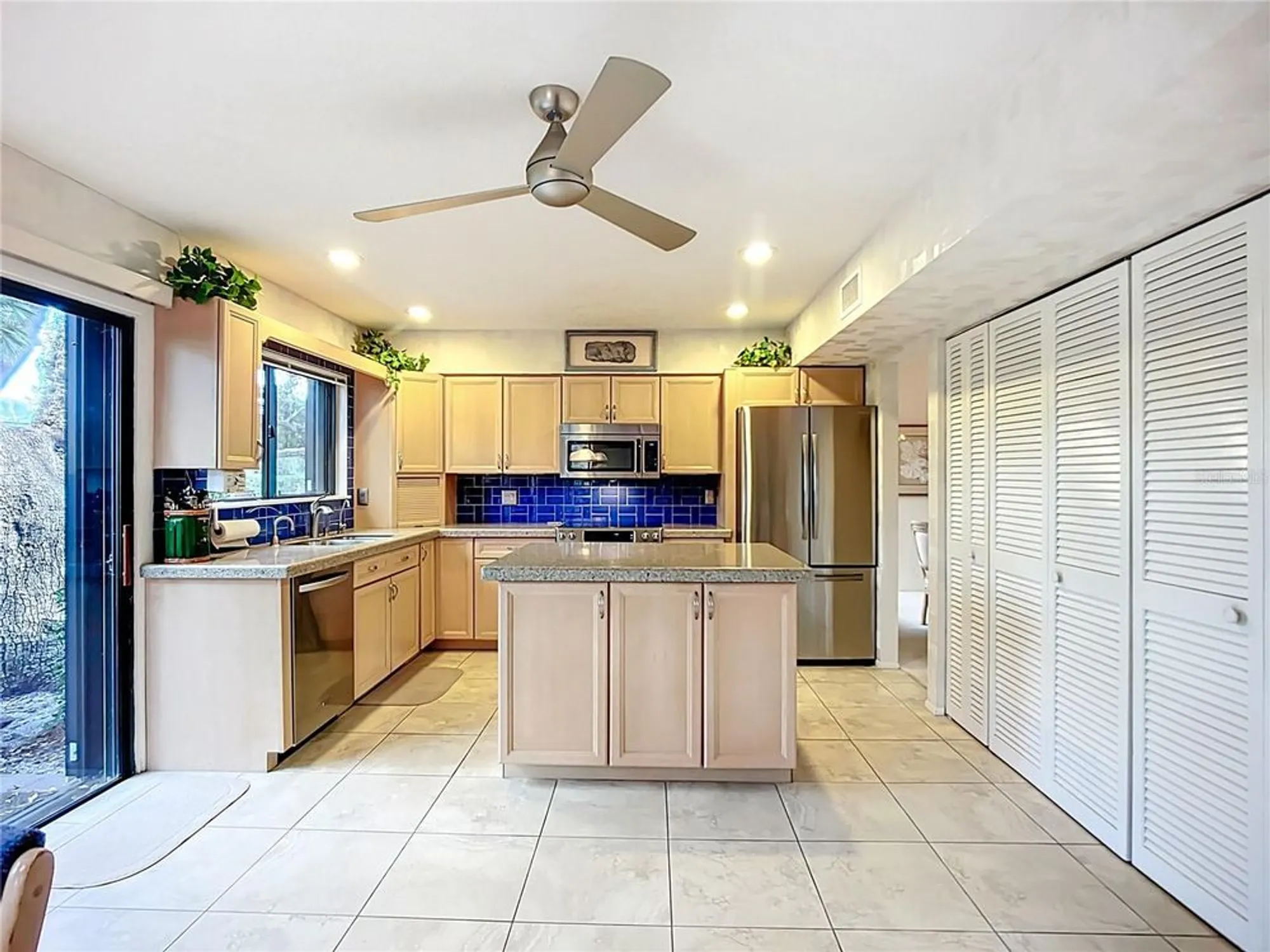 Property Slideshow image 17 of 43 | 4683 oak hollow dr 3, Sarasota, FL, 34241