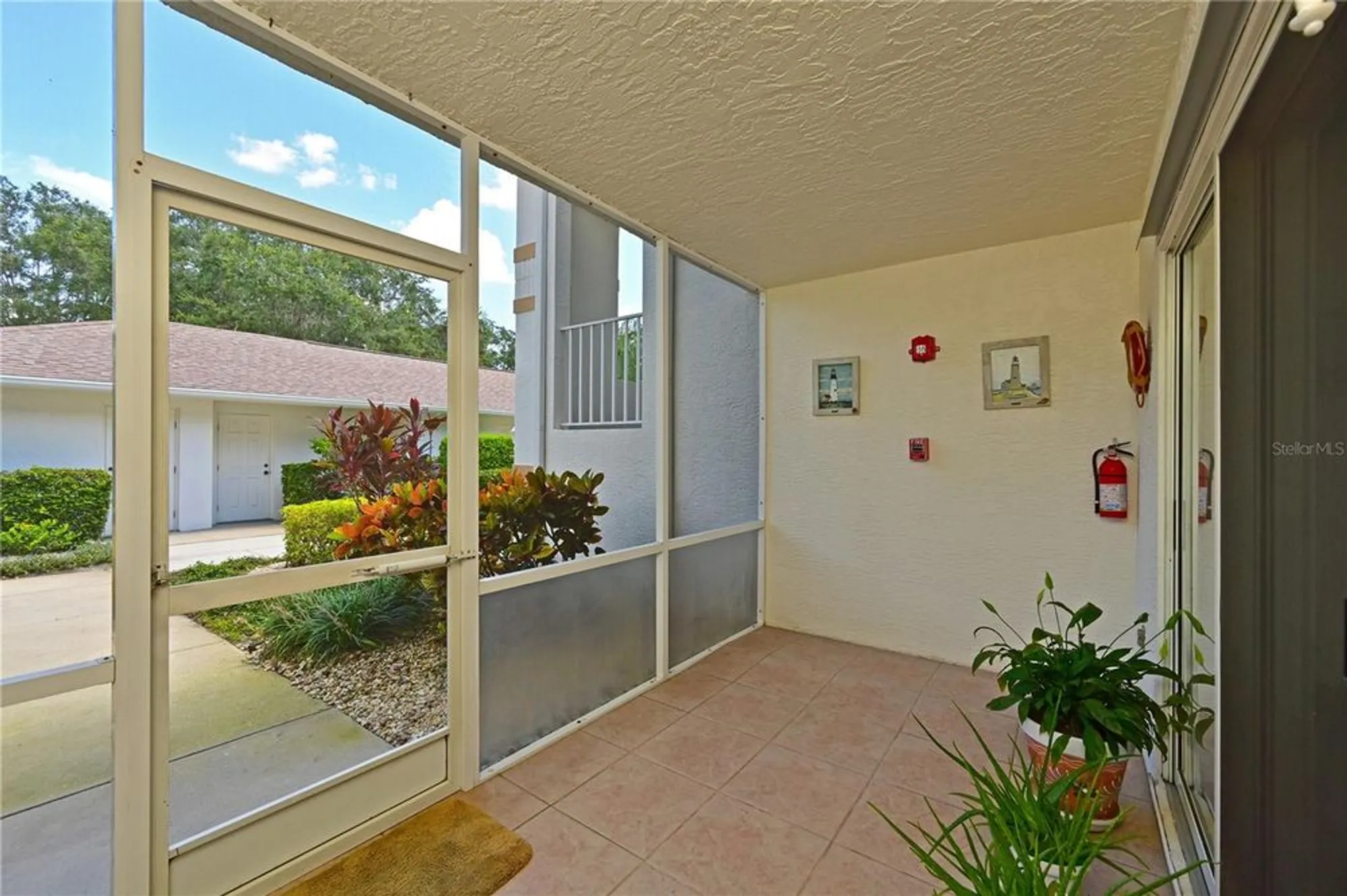 Property Slideshow image 4 of 70 | 6904 drewrys blf apt 803, Bradenton, FL, 34203