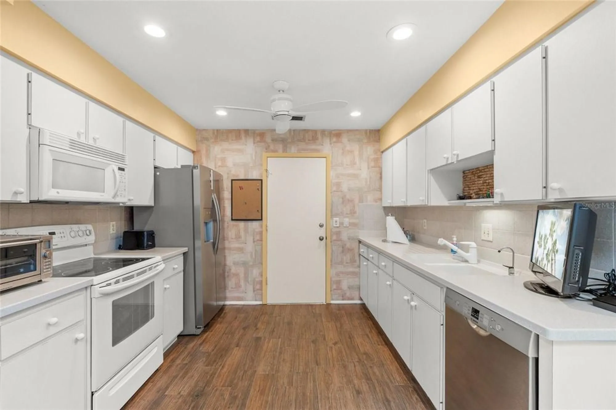 Property Slideshow image 7 of 43 | 4637 willow wood cir 44, Sarasota, FL, 34241