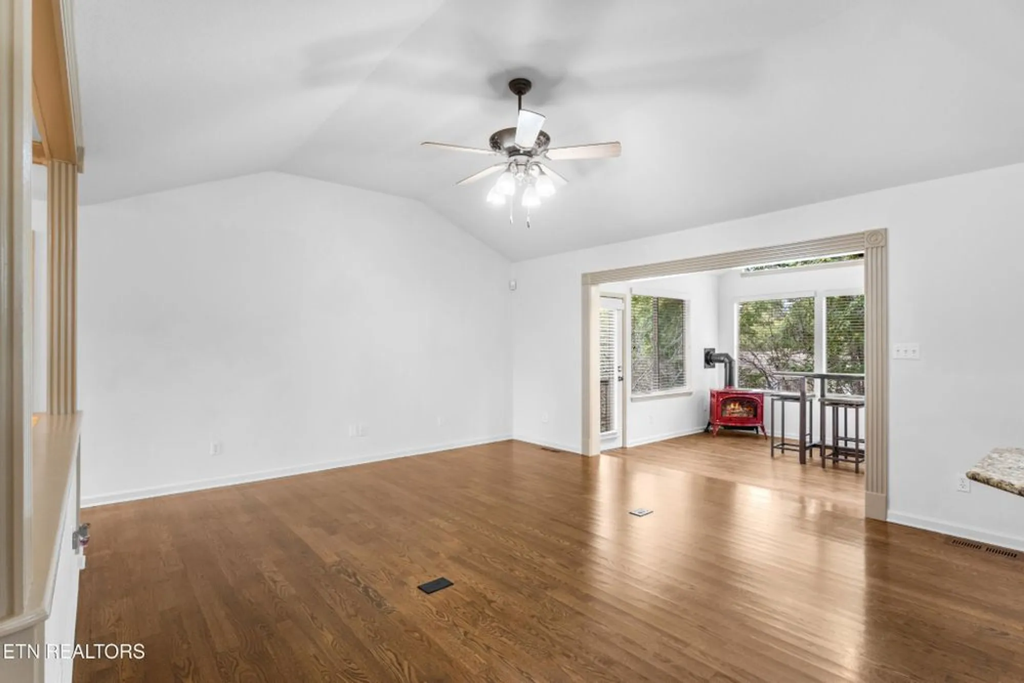 Property Slideshow image 8 of 60 | 407 tecumseh pt, Loudon, TN, 37774