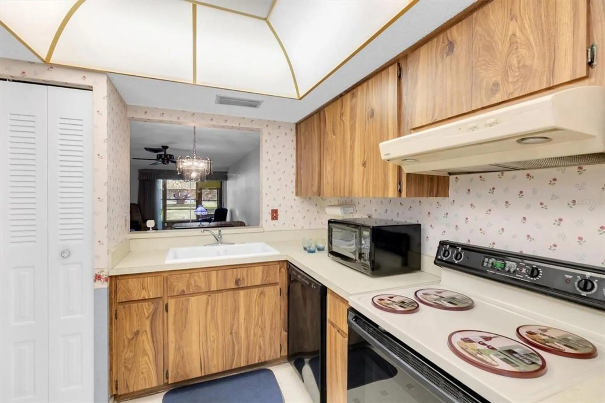 Property Slideshow image 10 of 59 | 11204 pembridge ct 4, Port Richey, FL, 34668