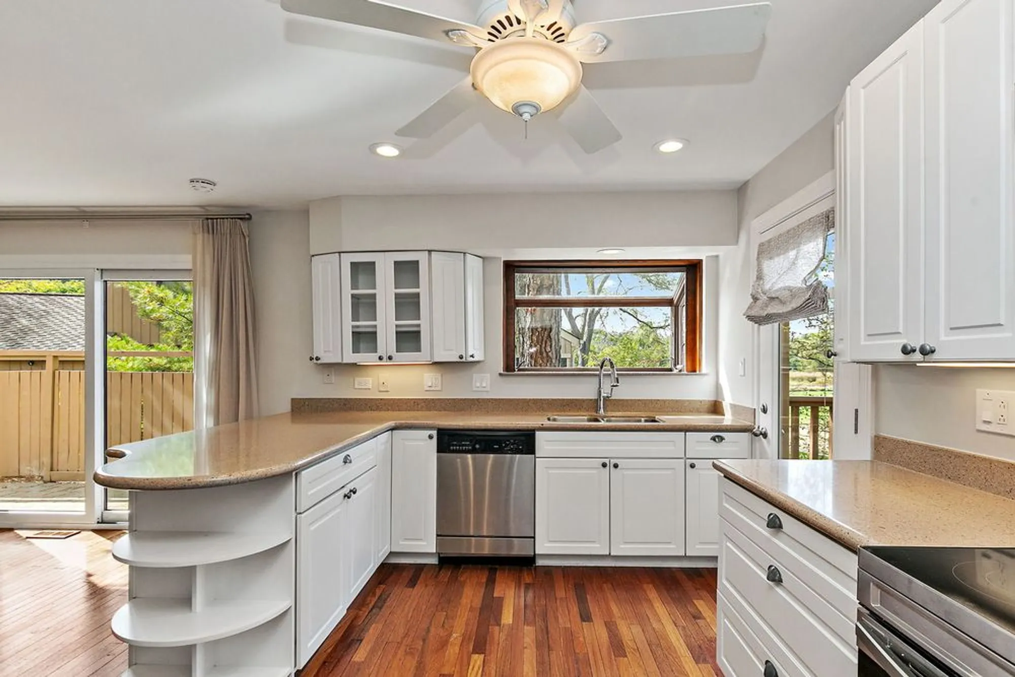 Property Slideshow image 8 of 39 | 830 oak hill rd, Lake Barrington, IL, 60010