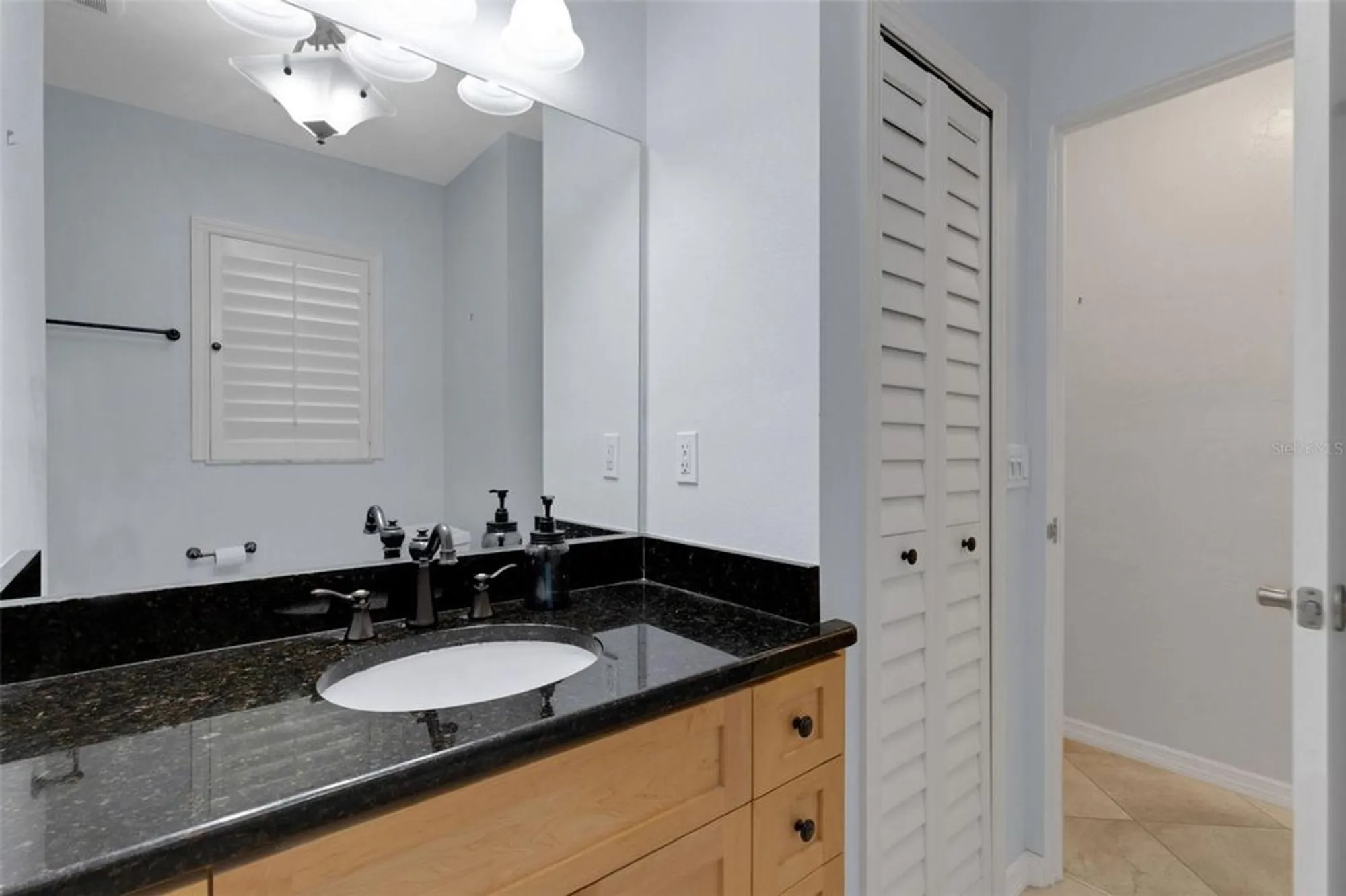 Property Slideshow image 19 of 33 | 5217 canterbury dr, Sarasota, FL, 34243