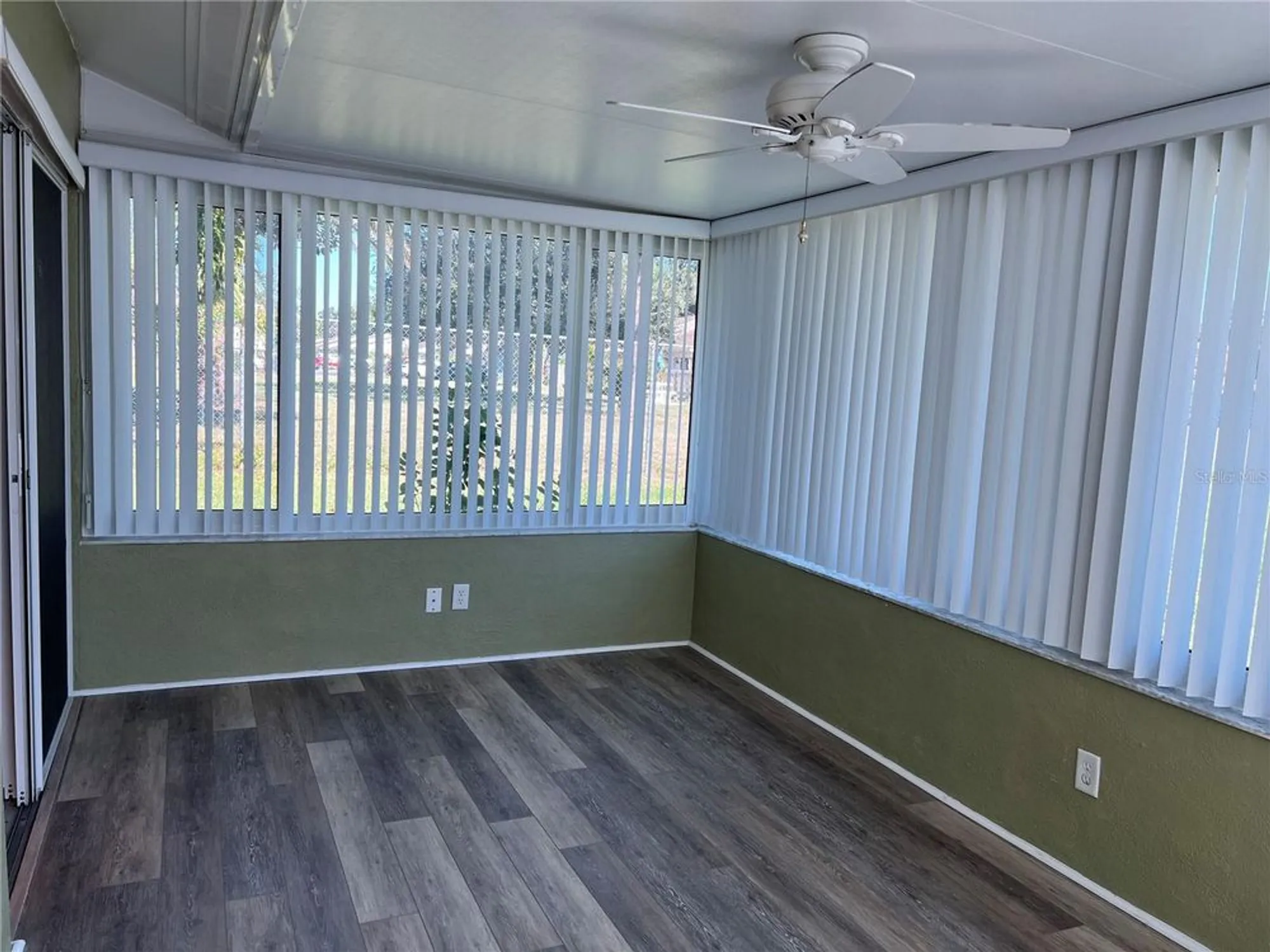 Property Slideshow image 13 of 33 | 1614 berwick ct d, Palm Harbor, FL, 34684