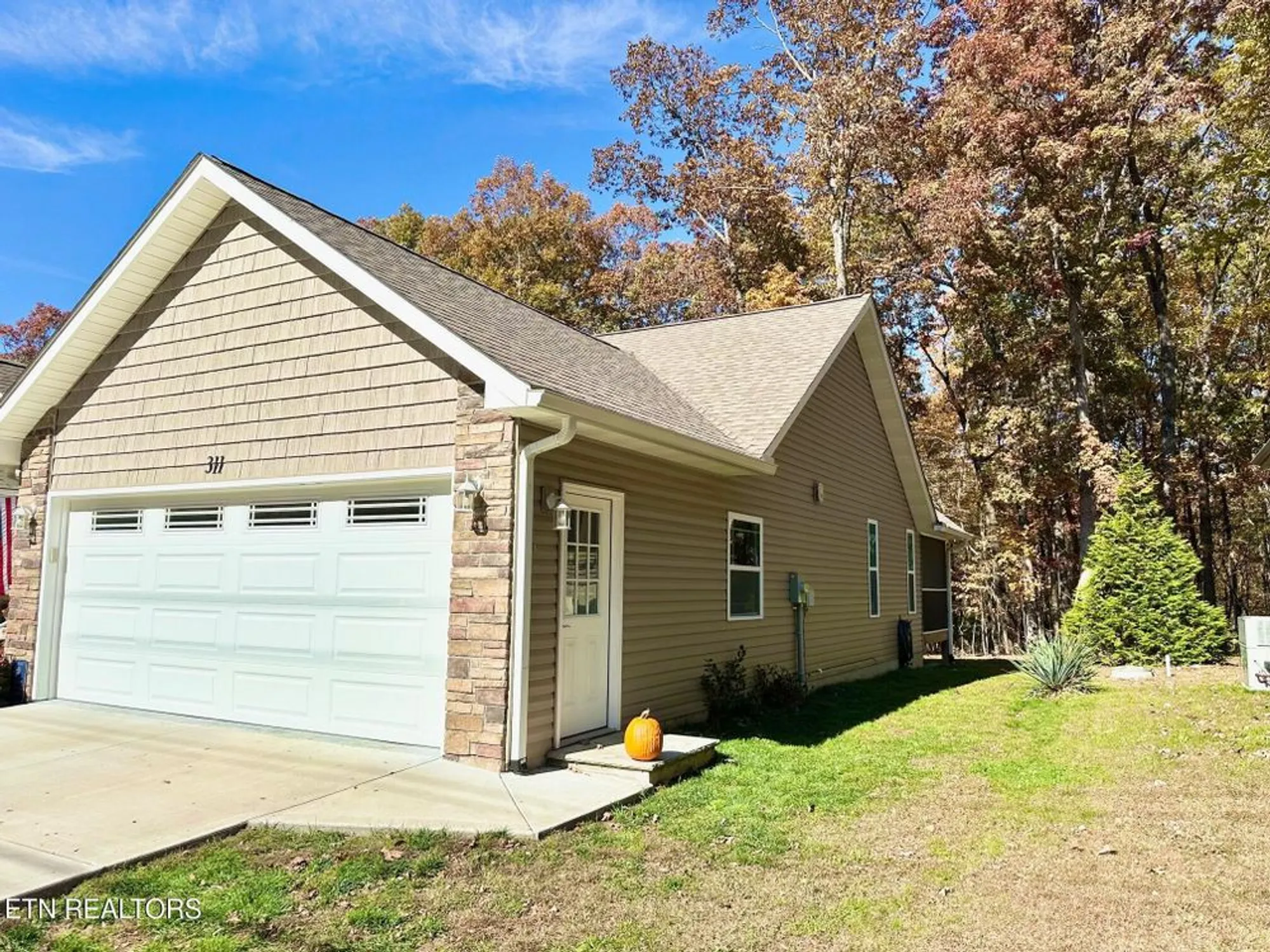 Property Slideshow image 4 of 27 | 311 lakeview dr, Crossville, TN, 38558