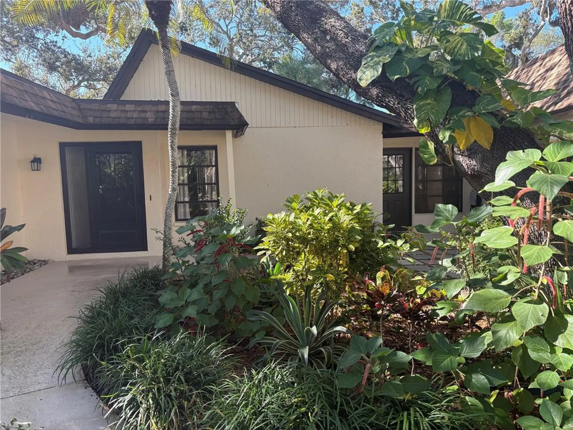 Property Slideshow image 2 of 31 | 2237 circlewood dr 18, Sarasota, FL, 34231