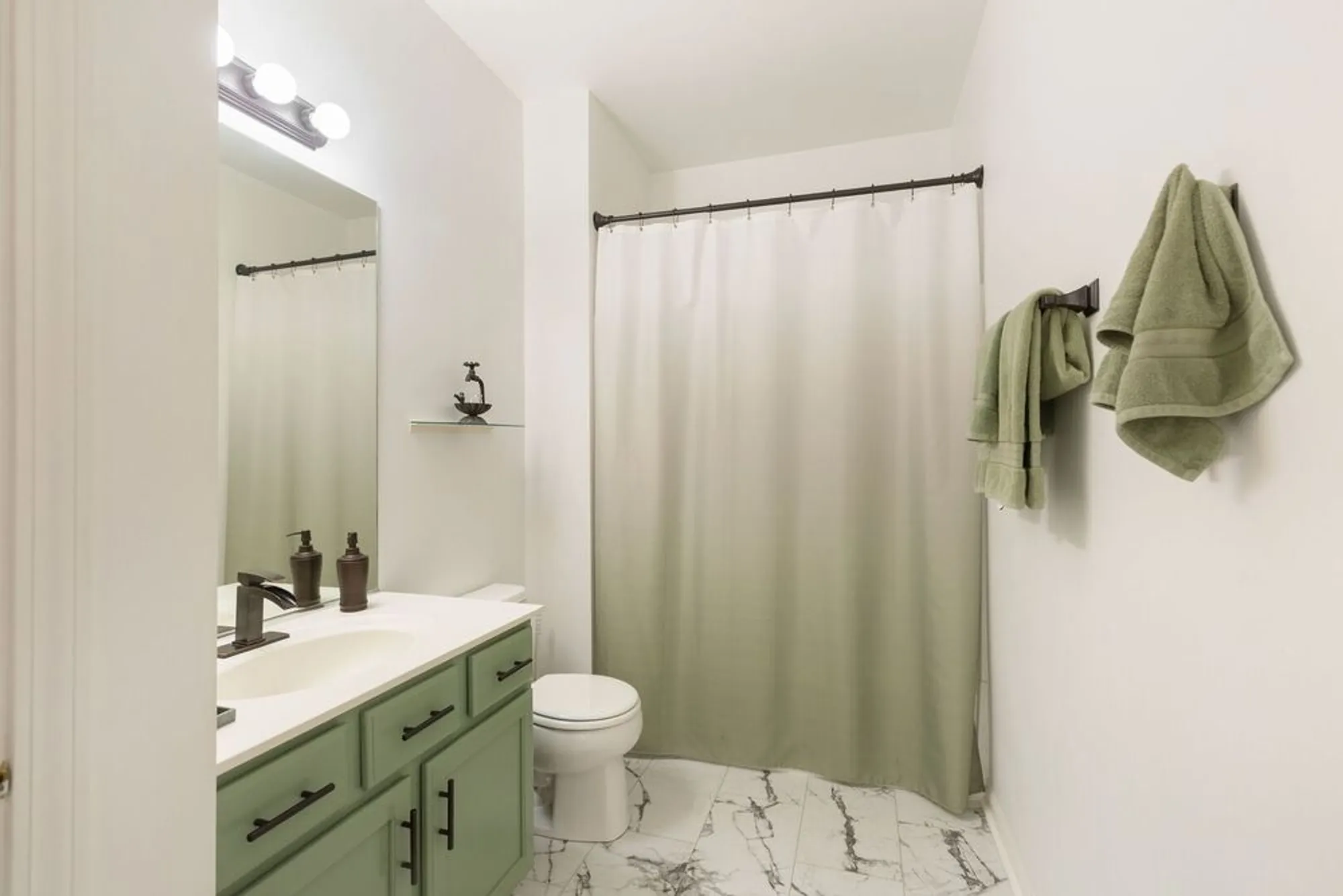 Property Slideshow image 13 of 16 | 94 w essington dr, Round Lake, IL, 60073