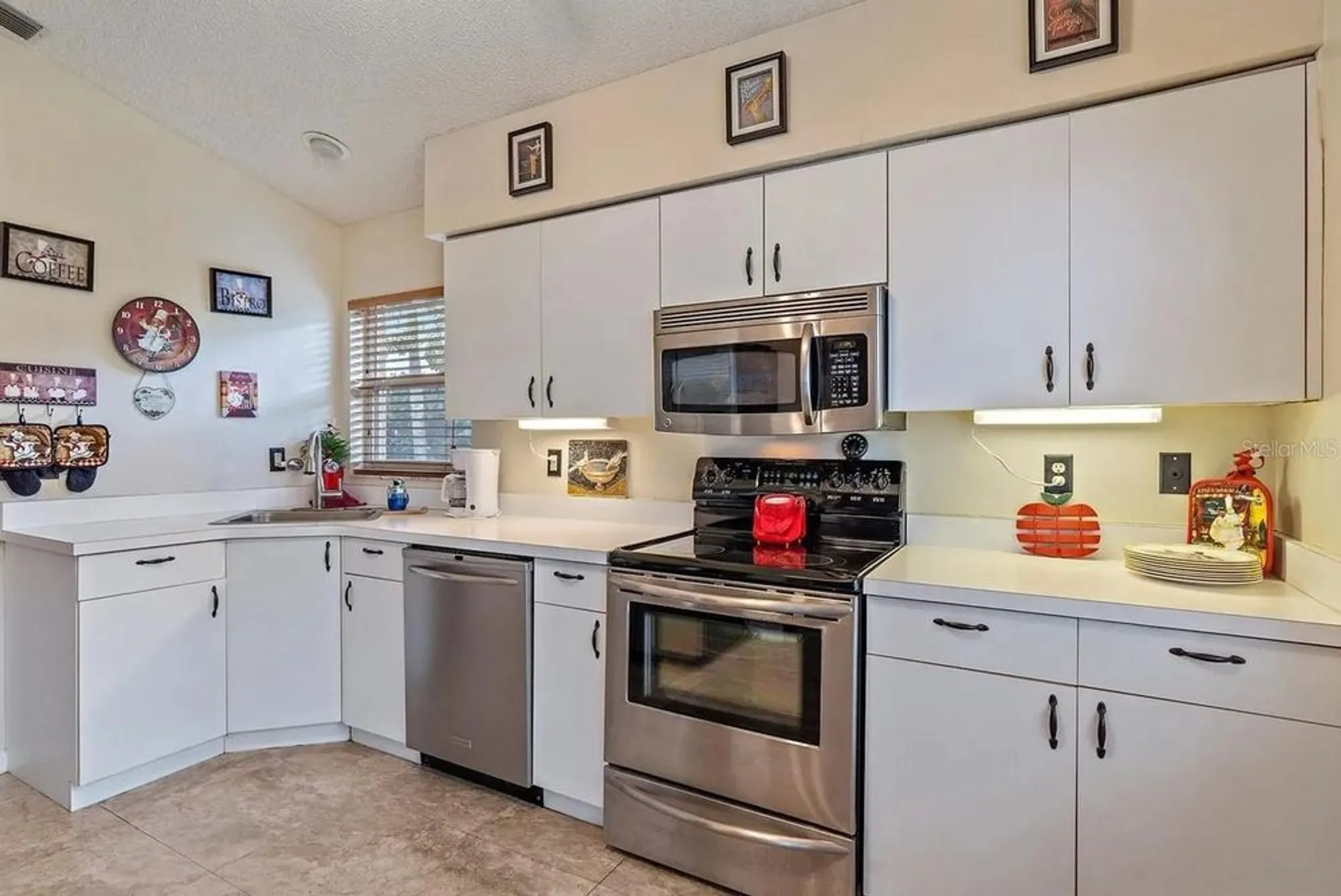 Property Slideshow image 21 of 50 | 5508 gardens dr, Sarasota, FL, 34243