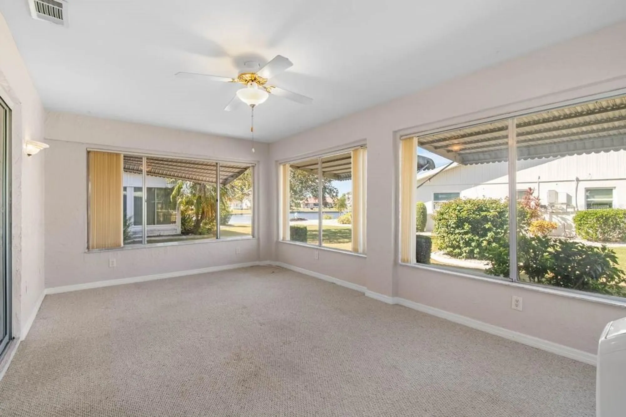 Property Slideshow image 18 of 24 | 910 bluewater dr, Sun City Center, FL, 33573