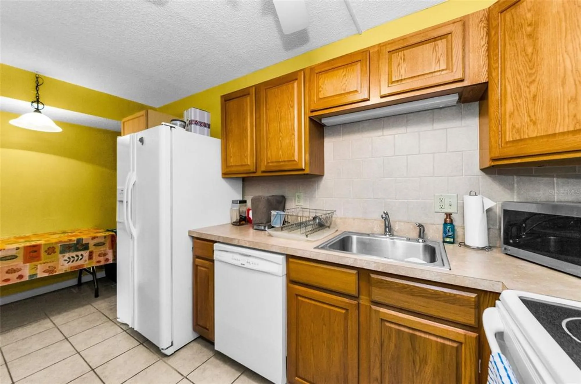 Property Slideshow image 9 of 31 | 2575 pine ridge way e1, Palm Harbor, FL, 34684