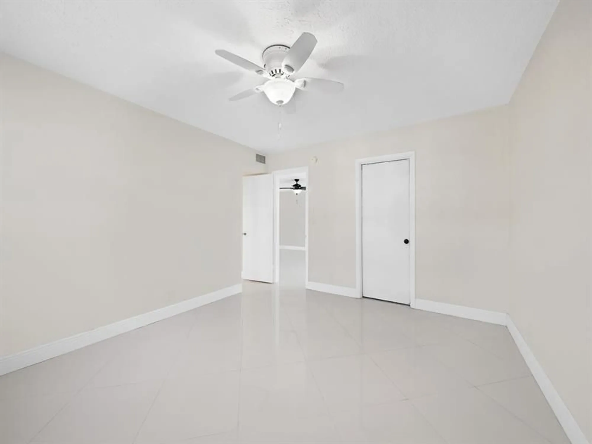 Property Slideshow image 5 of 23 | 329 se 3rd st 305p, Hallandale Beach, FL, 33009
