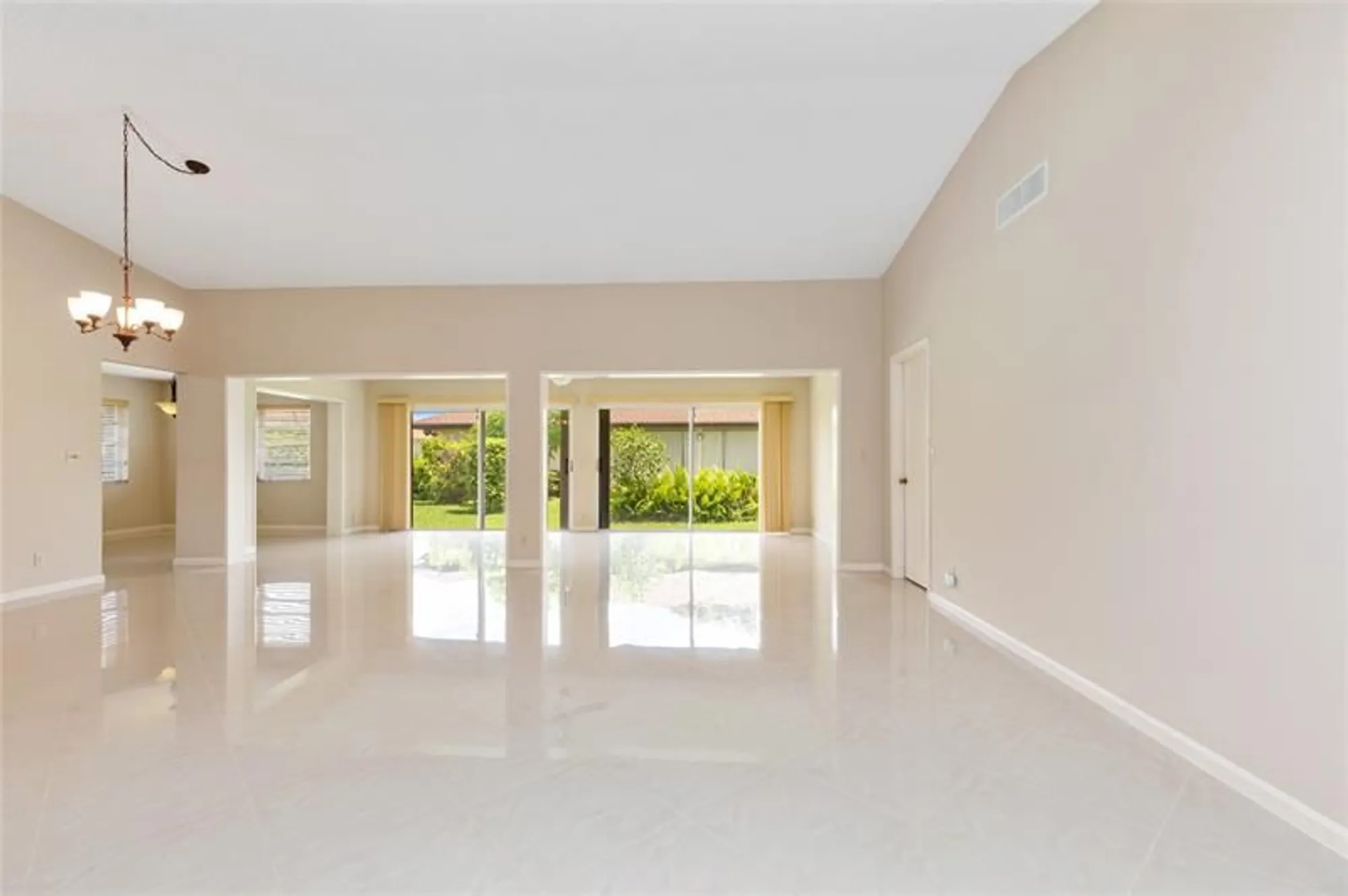 Property Slideshow image 7 of 23 | 10821 greentrail dr, Boynton Beach, FL, 33436