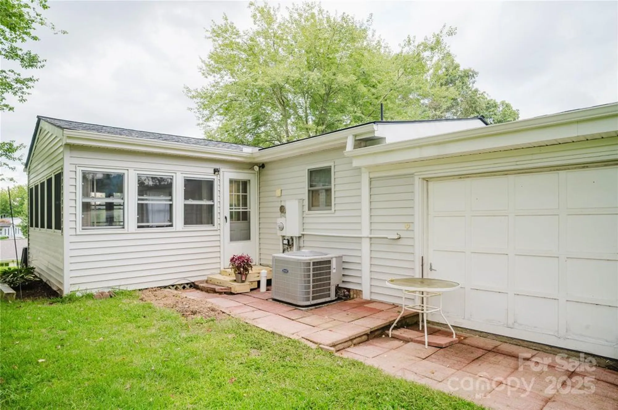 Property Slideshow image 9 of 34 | 402 deerfield ct, Hendersonville, NC, 28792