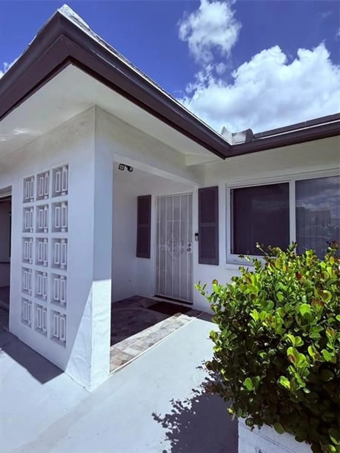 Property Slideshow image 5 of 19 | 4605 nw 49th st, Tamarac, FL, 33319