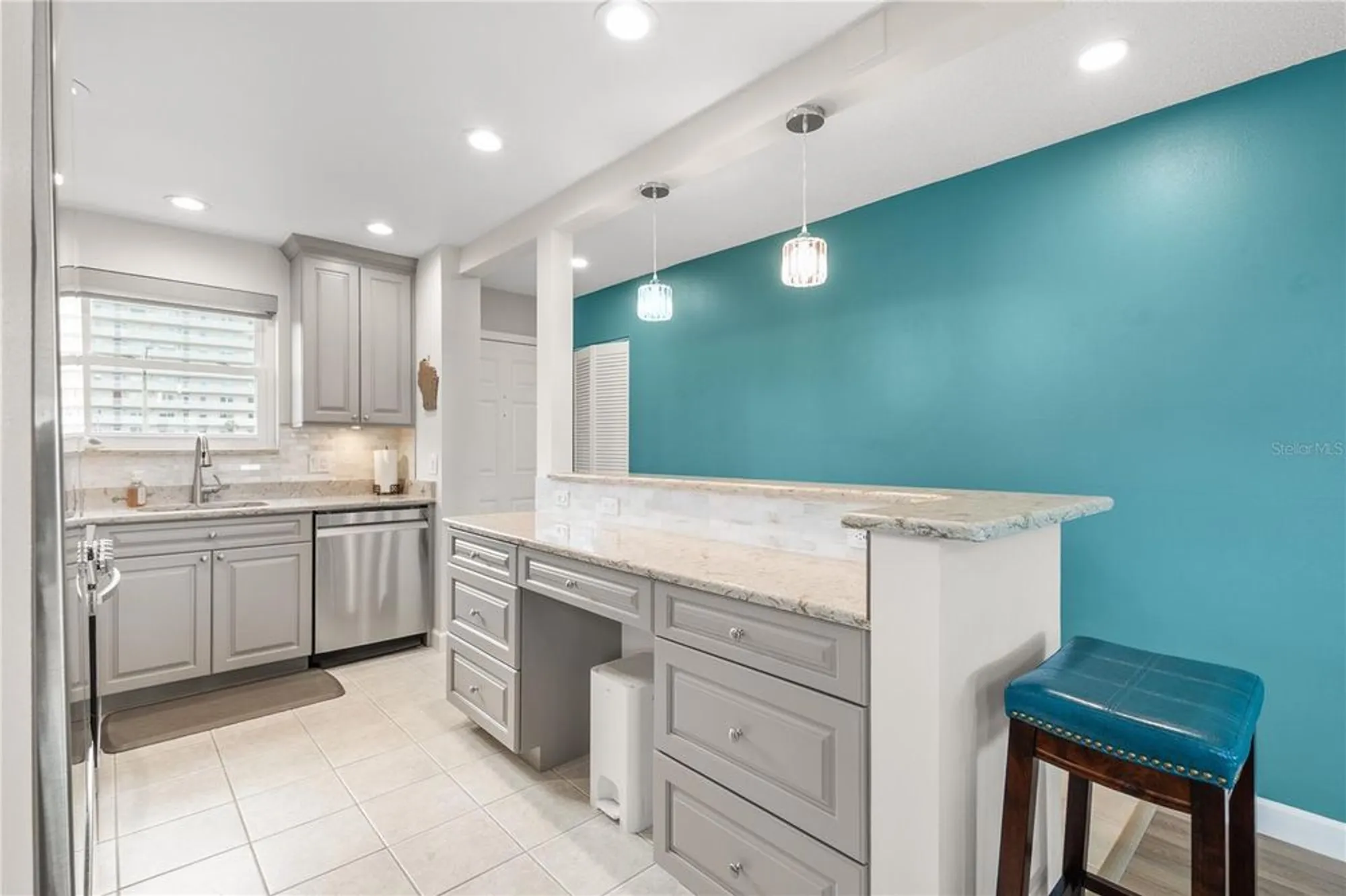 Property Slideshow image 5 of 39 | 5925 shore blvd 215, Gulfport, FL, 33707