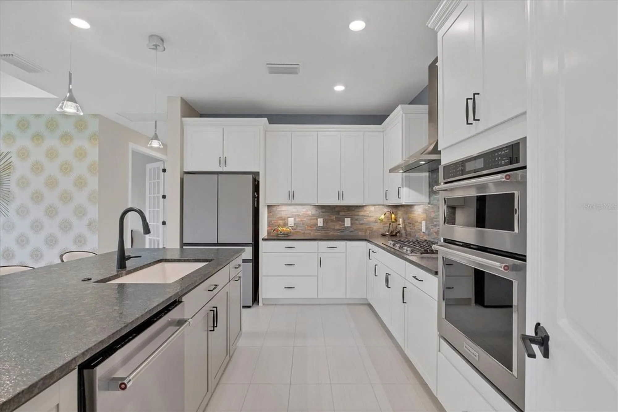 Property Slideshow image 16 of 73 | 17546 northwood pl, Bradenton, FL, 34202