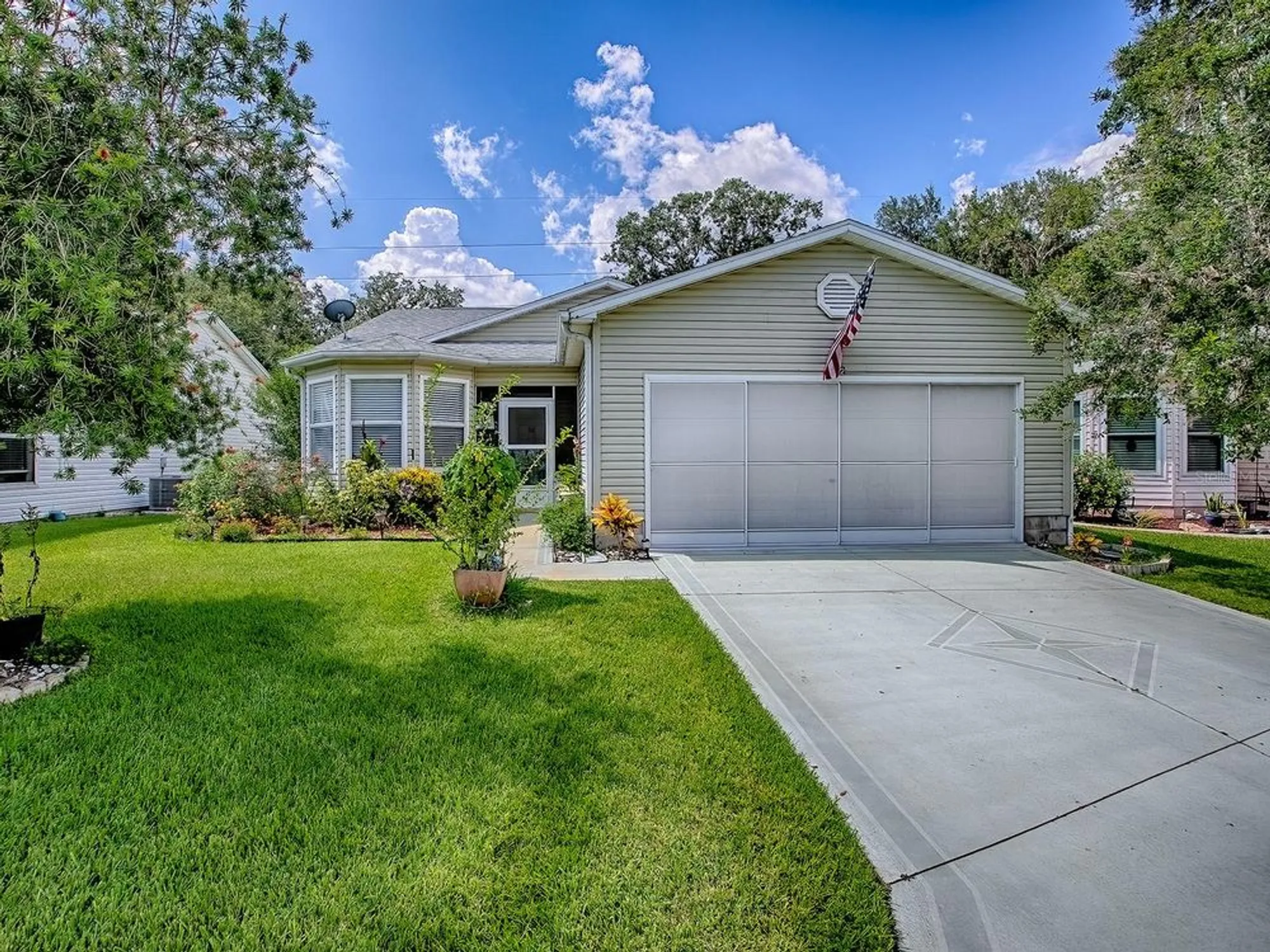 Property Slideshow image 2 of 43 | 642 glen oaks dr, Leesburg, FL, 34748