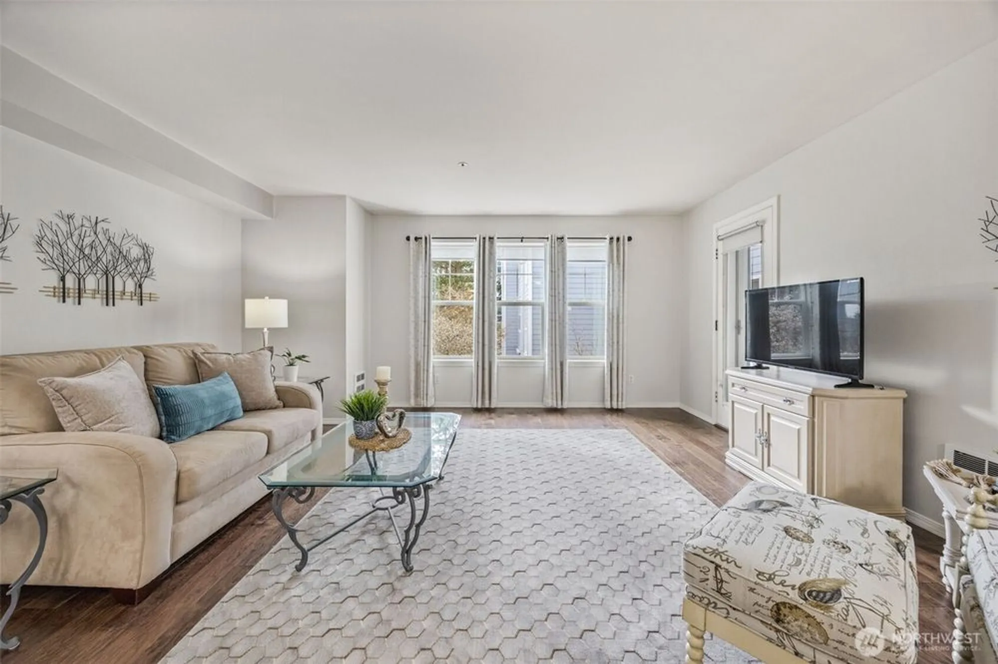 Property Slideshow image 11 of 40 | 4081 224th ln 210, Issaquah, WA, 98029