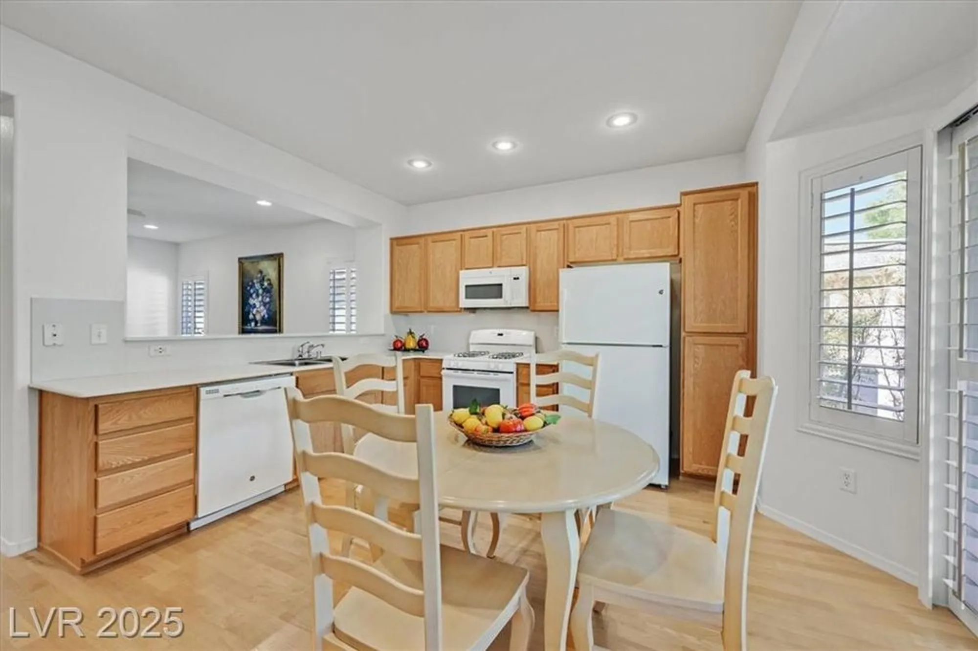 Property Slideshow image 9 of 37 | 2790 meadow park ave, Henderson, NV, 89052