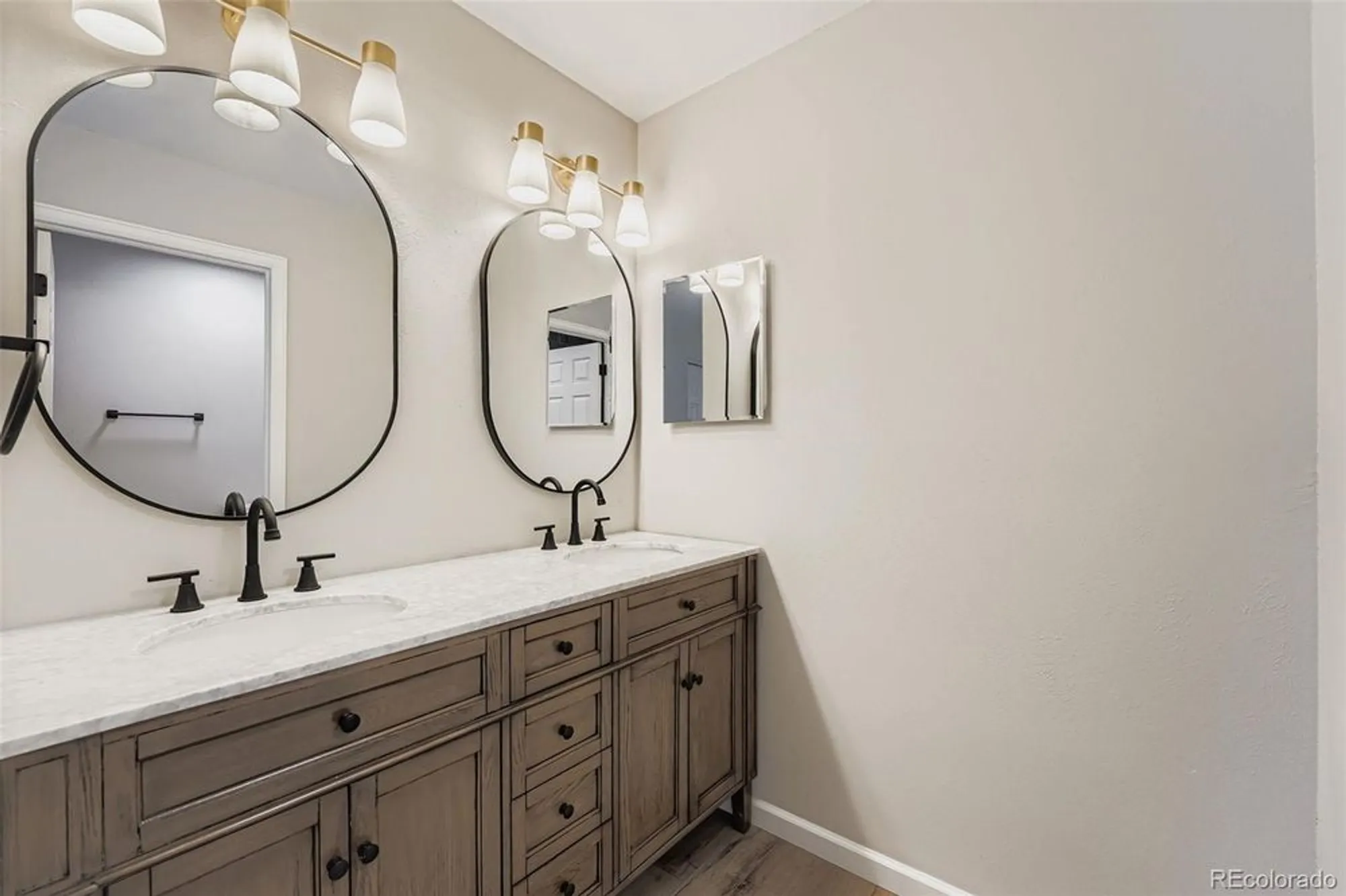 Property Slideshow image 11 of 22 | 2800 s heather gardens way b, Aurora, CO, 80014