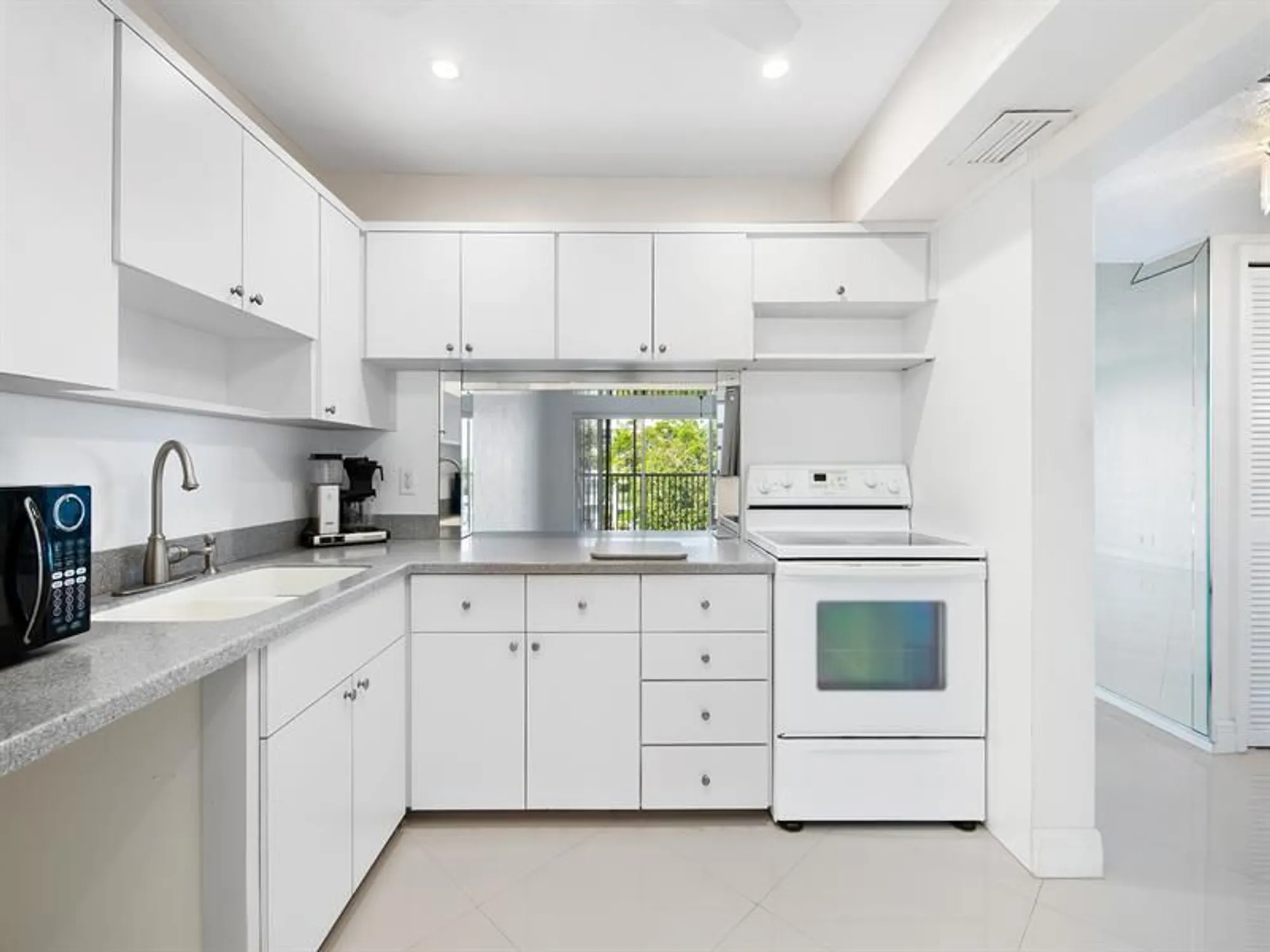 Property Slideshow image 3 of 23 | 329 se 3rd st 305p, Hallandale Beach, FL, 33009