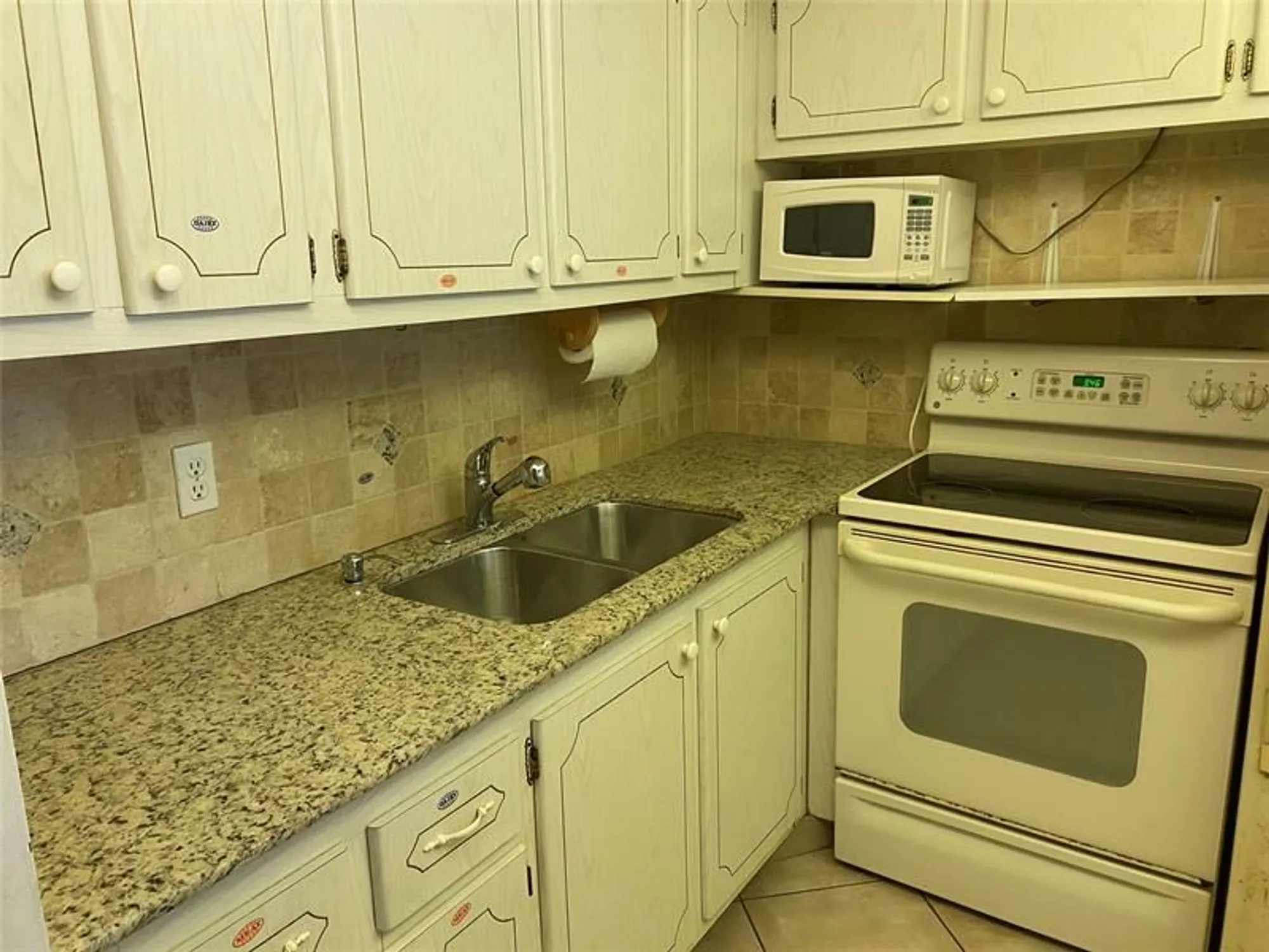 Property Slideshow image 5 of 31 | 2025 berkshire b # 2025, Deerfield Beach, FL, 33442