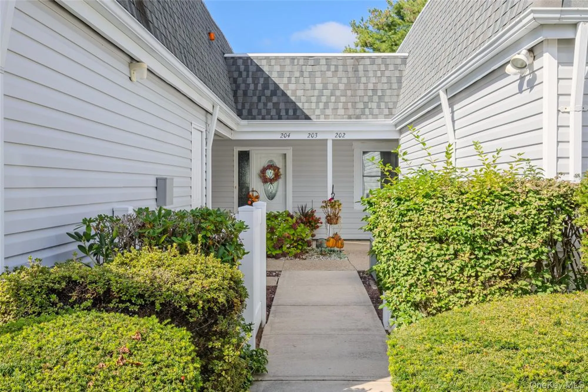 Property Slideshow image 25 of 35 | 204 bentley ct 204, Smithtown, NY, 11780