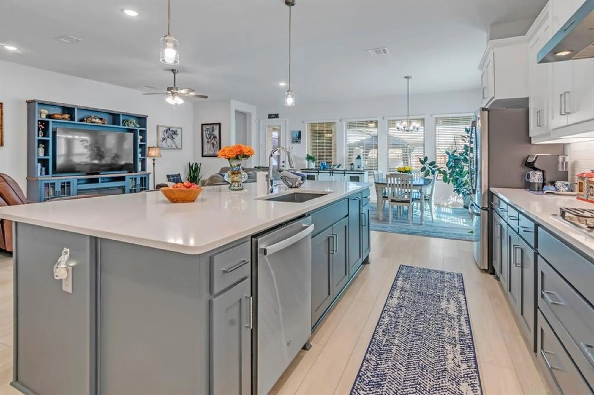 Property Slideshow image 10 of 39 | 4818 emerald grv, Arlington, TX, 76005