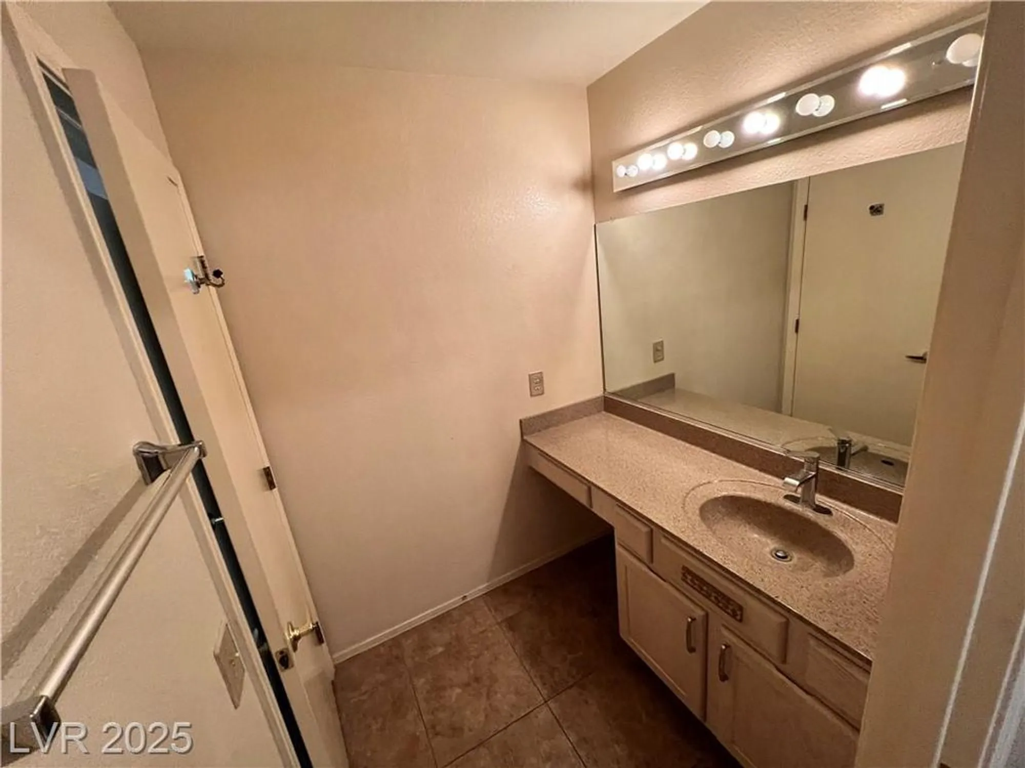 Property Slideshow image 17 of 20 | 2821 tumble brook dr, Las Vegas, NV, 89134