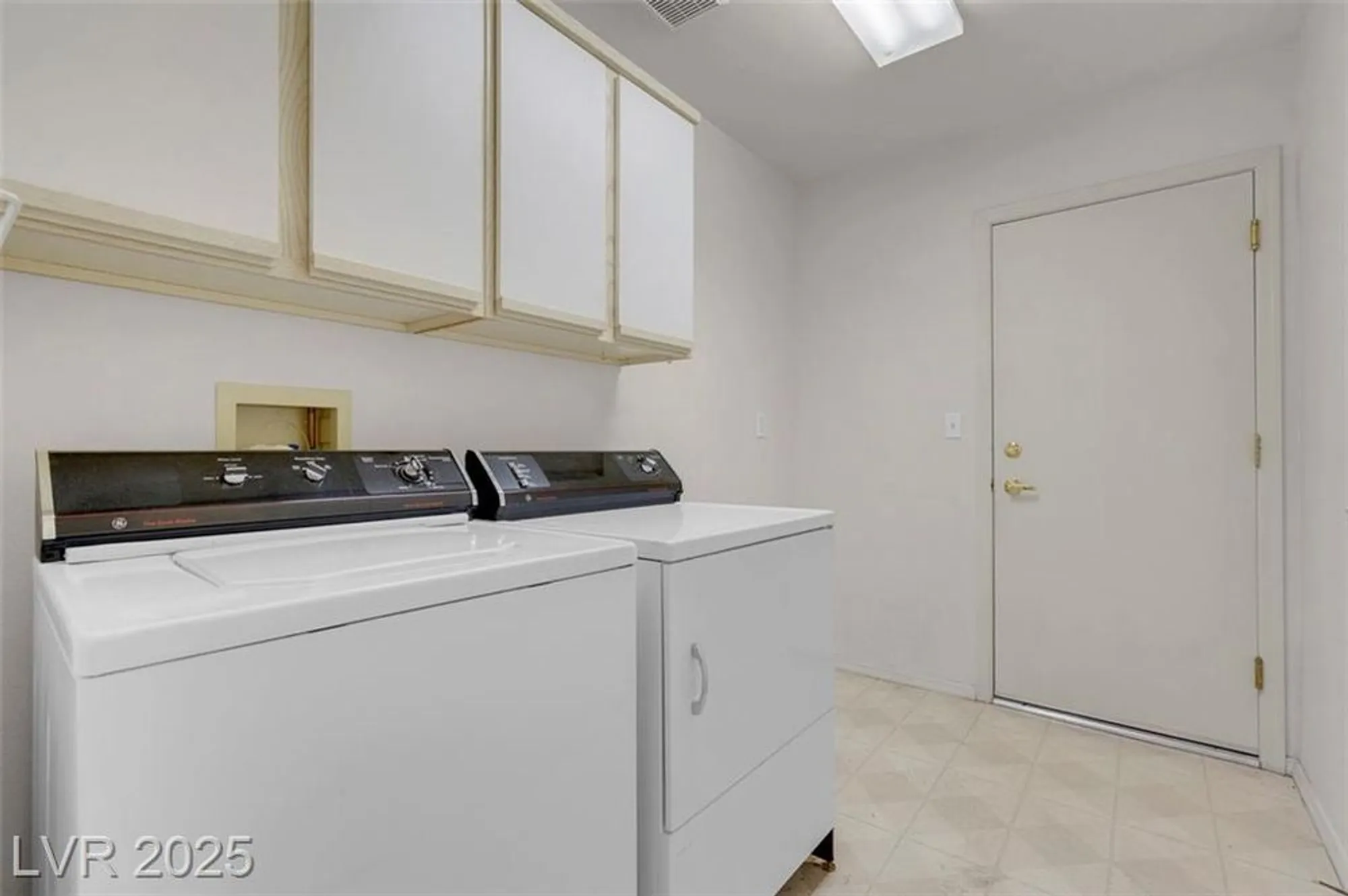 Property Slideshow image 33 of 38 | 10013 cresent creek dr, Las Vegas, NV, 89134