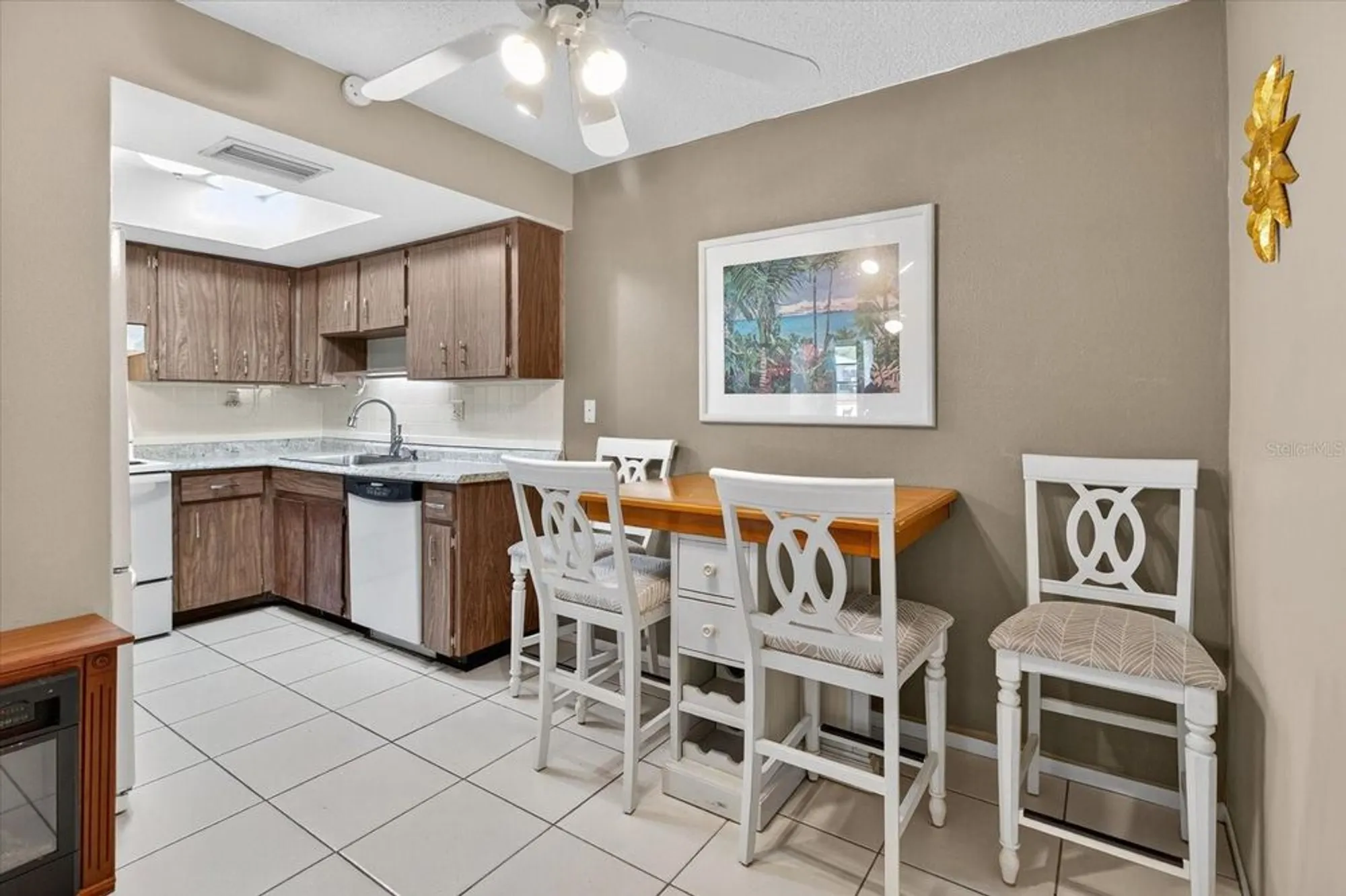 Property Slideshow image 13 of 51 | 1605 whitebridge dr b, Palm Harbor, FL, 34684